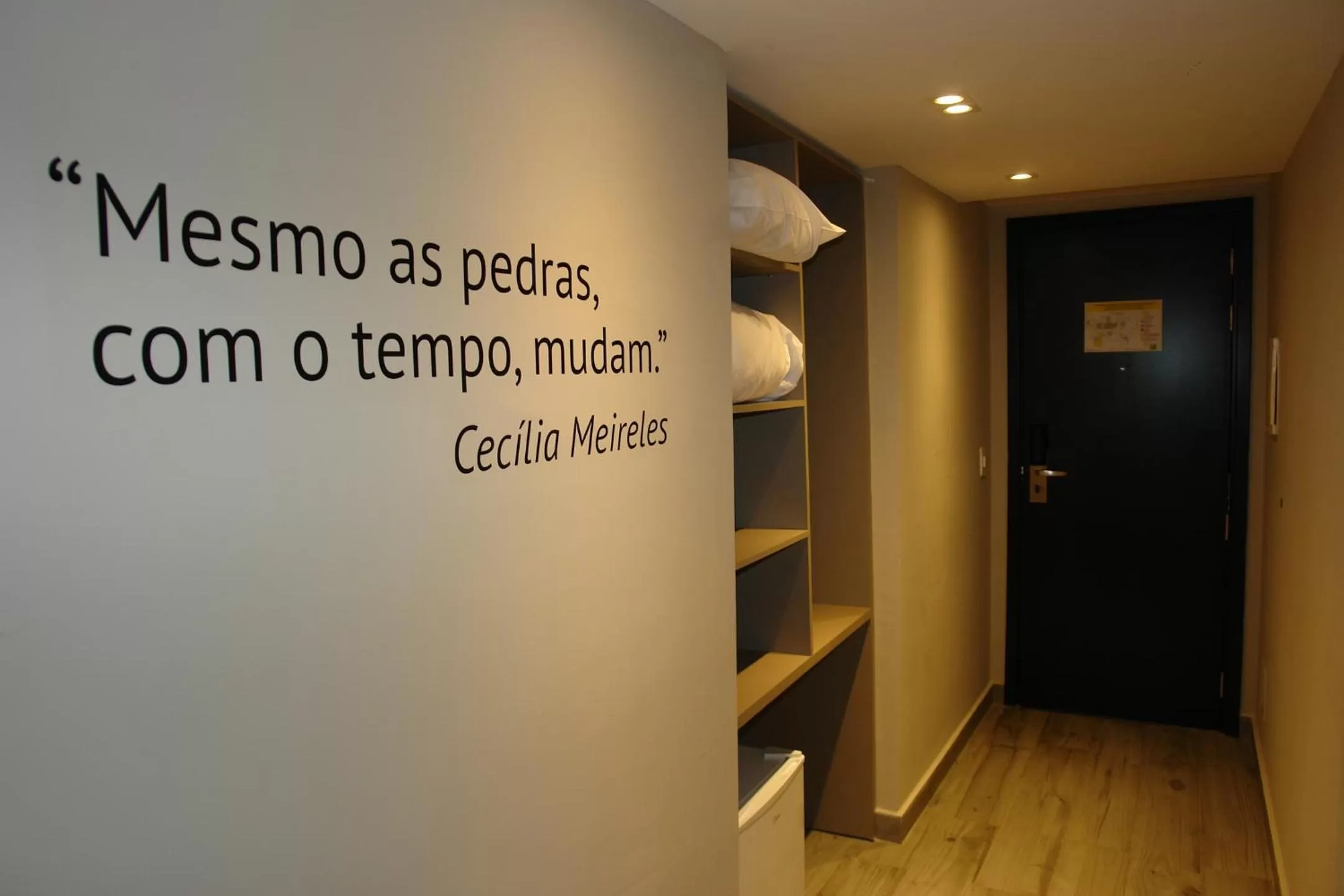 Photo of the whole room in Íbis Styles Itaúna