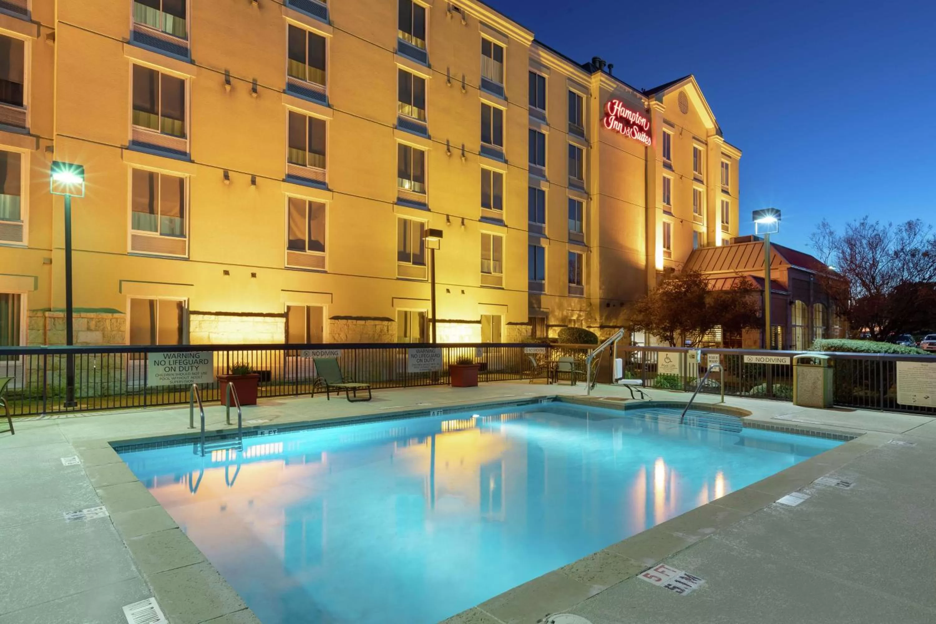 Swimming pool in Hampton Inn & Suites-Austin Airport