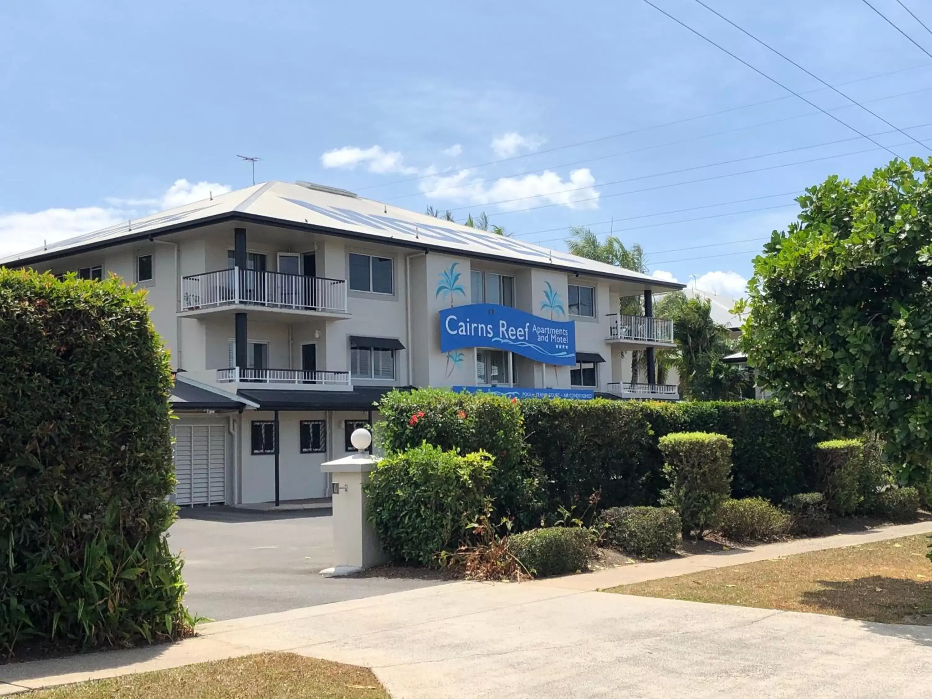 Property Building in Cairns Reef Apartments & Motel