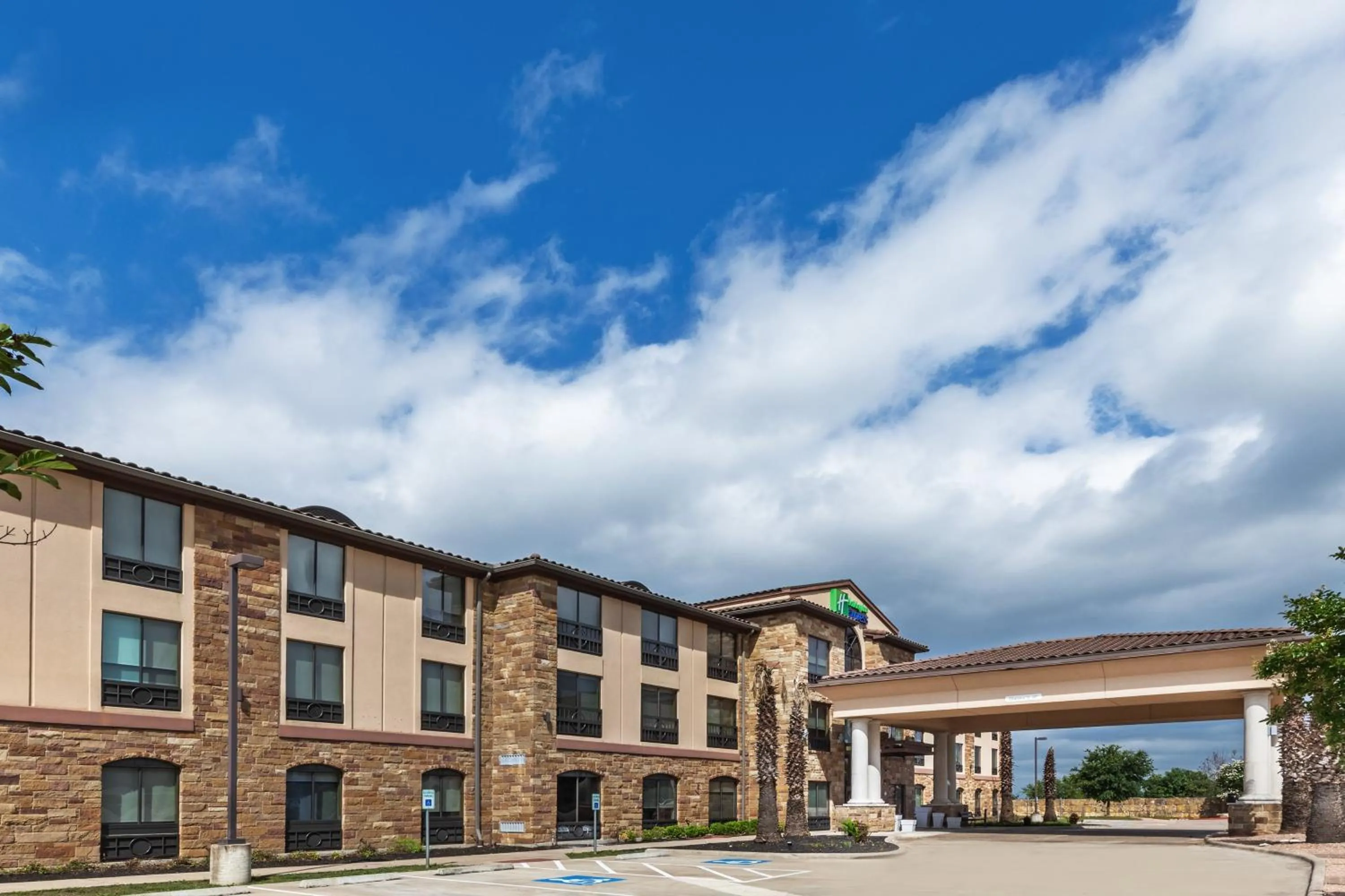 Property building in Holiday Inn Express & Suites Austin NW – Lakeway by IHG