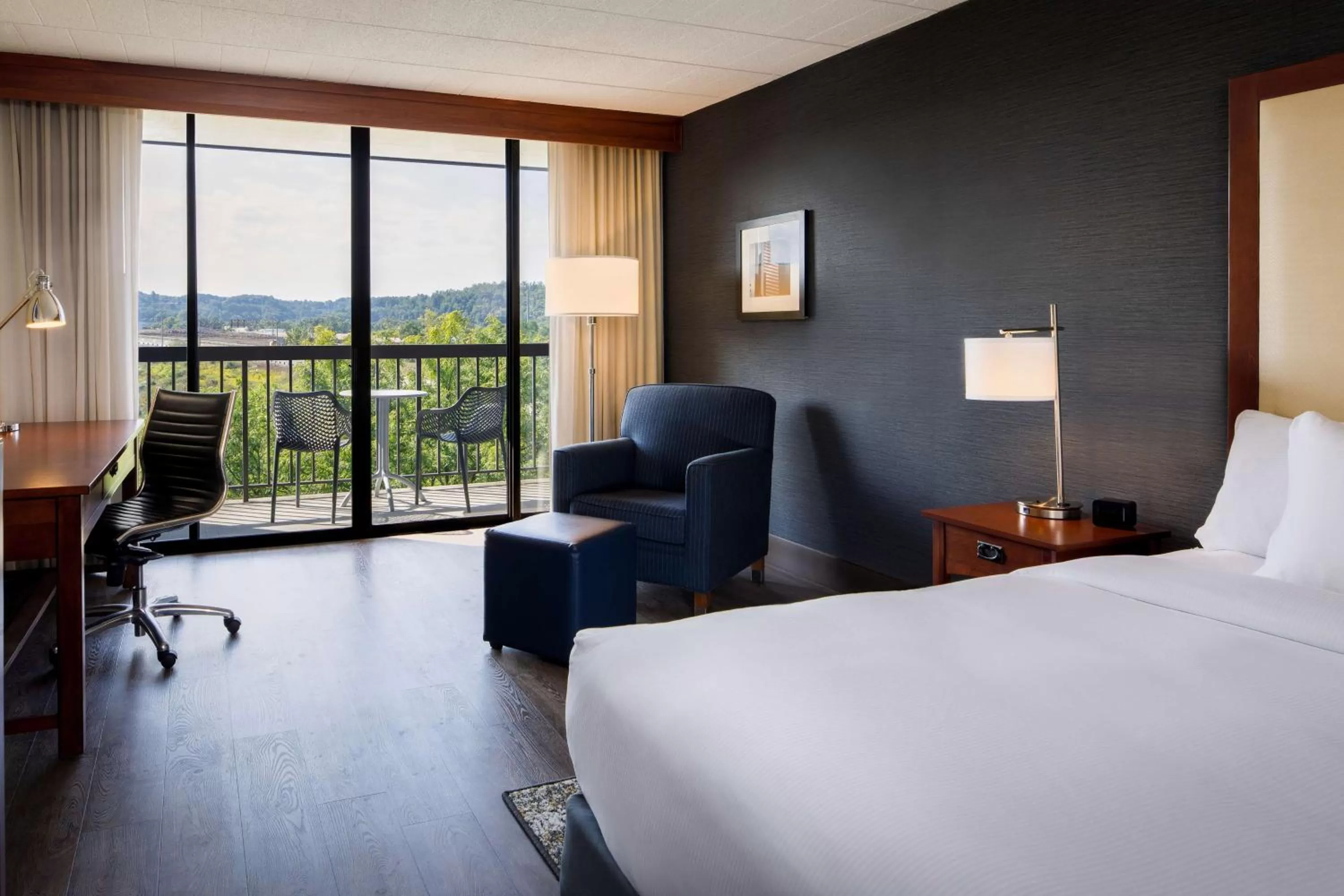 Bedroom, Bed in DoubleTree by Hilton Pittsburgh - Cranberry