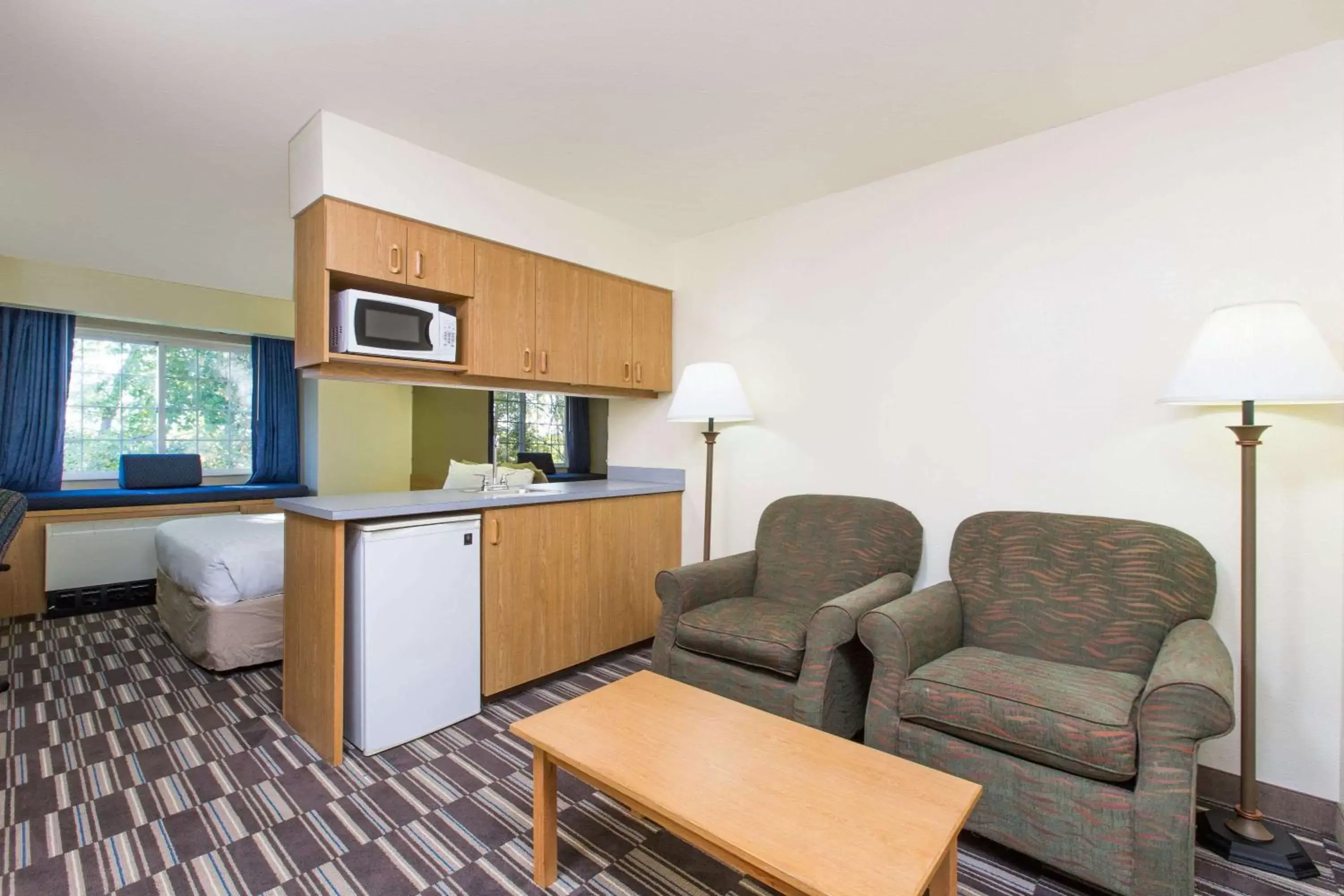 Photo of the whole room, Seating Area in Baymont Inn & Suites by Wyndham Anchorage Airport
