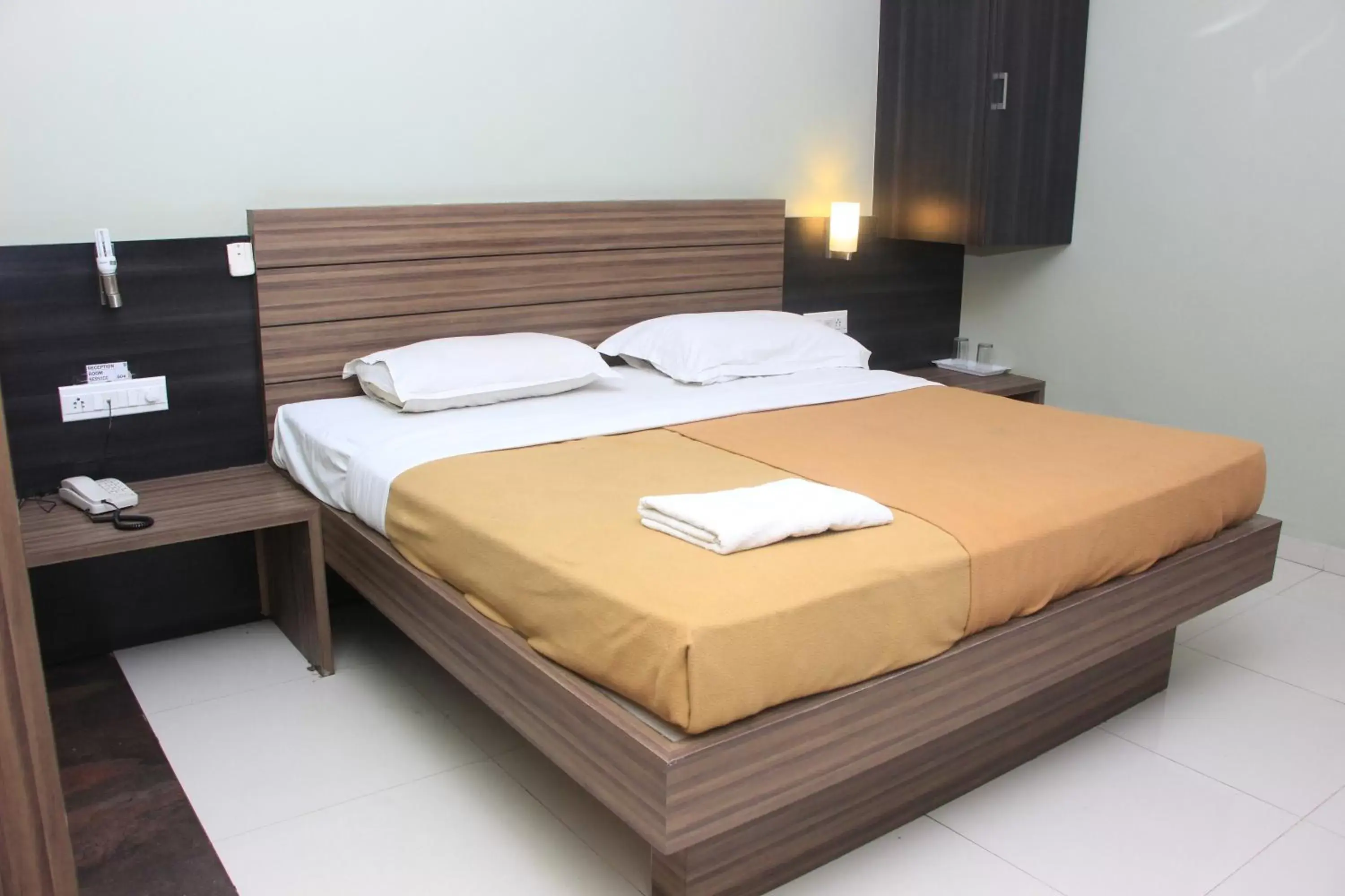 Bedroom in Hotel Sham Suman, Kolhapur- Opposite To Mahalaxmi Temple Bedroom in Hotel Sham Suman, Kolhapur- Opposite To Mahalaxmi Temple