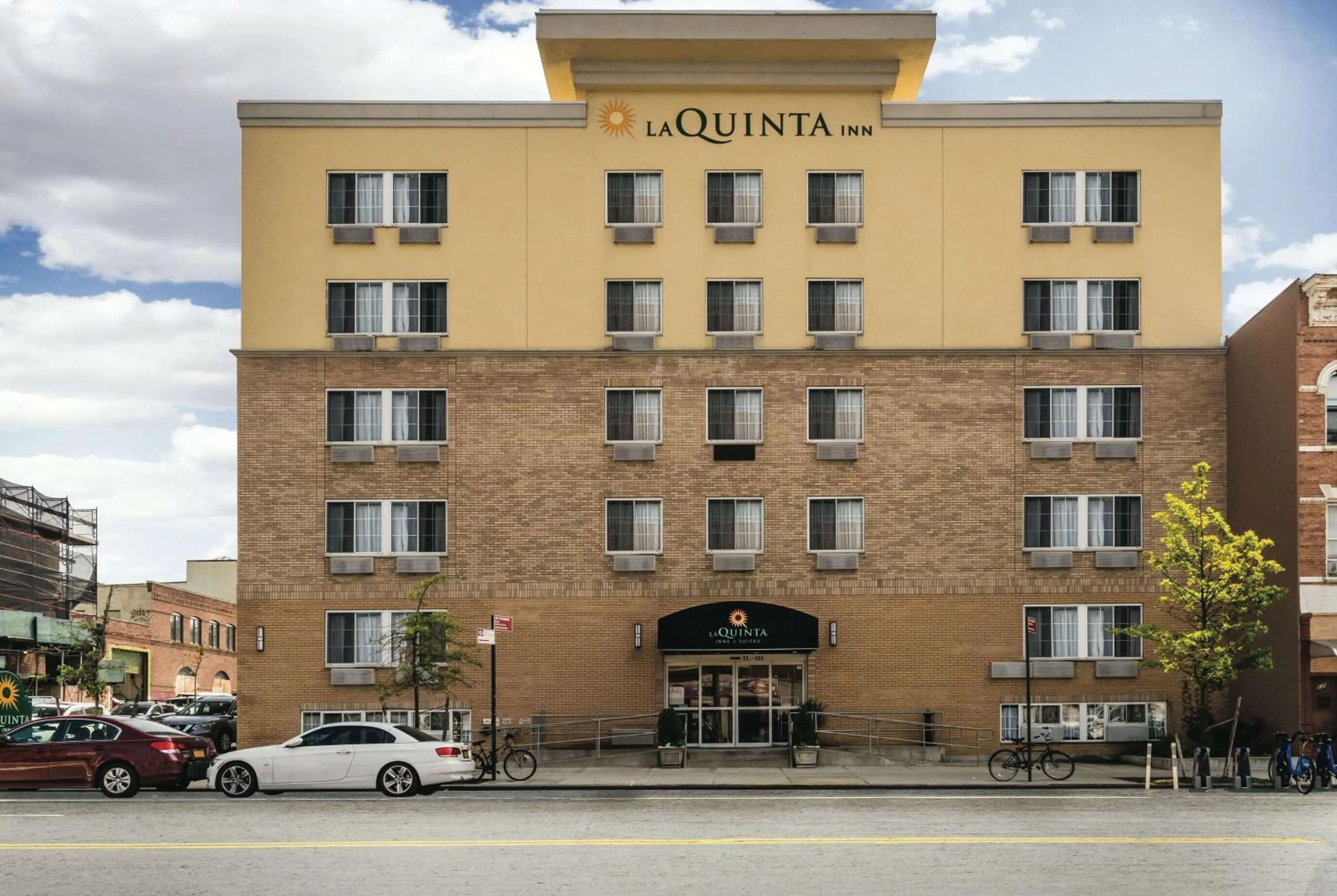 Property building in La Quinta by Wyndham Brooklyn Downtown
