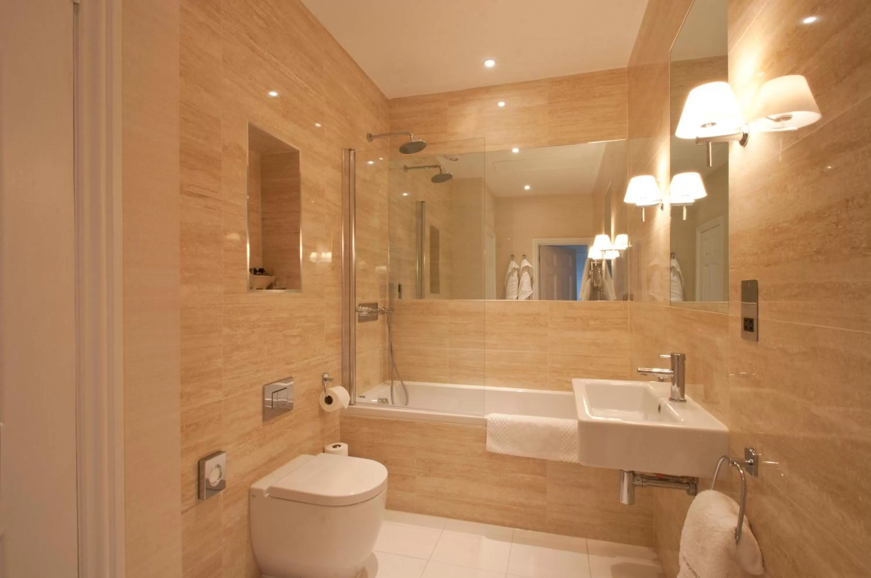 Bathroom in St Michael's Manor Hotel - St Albans