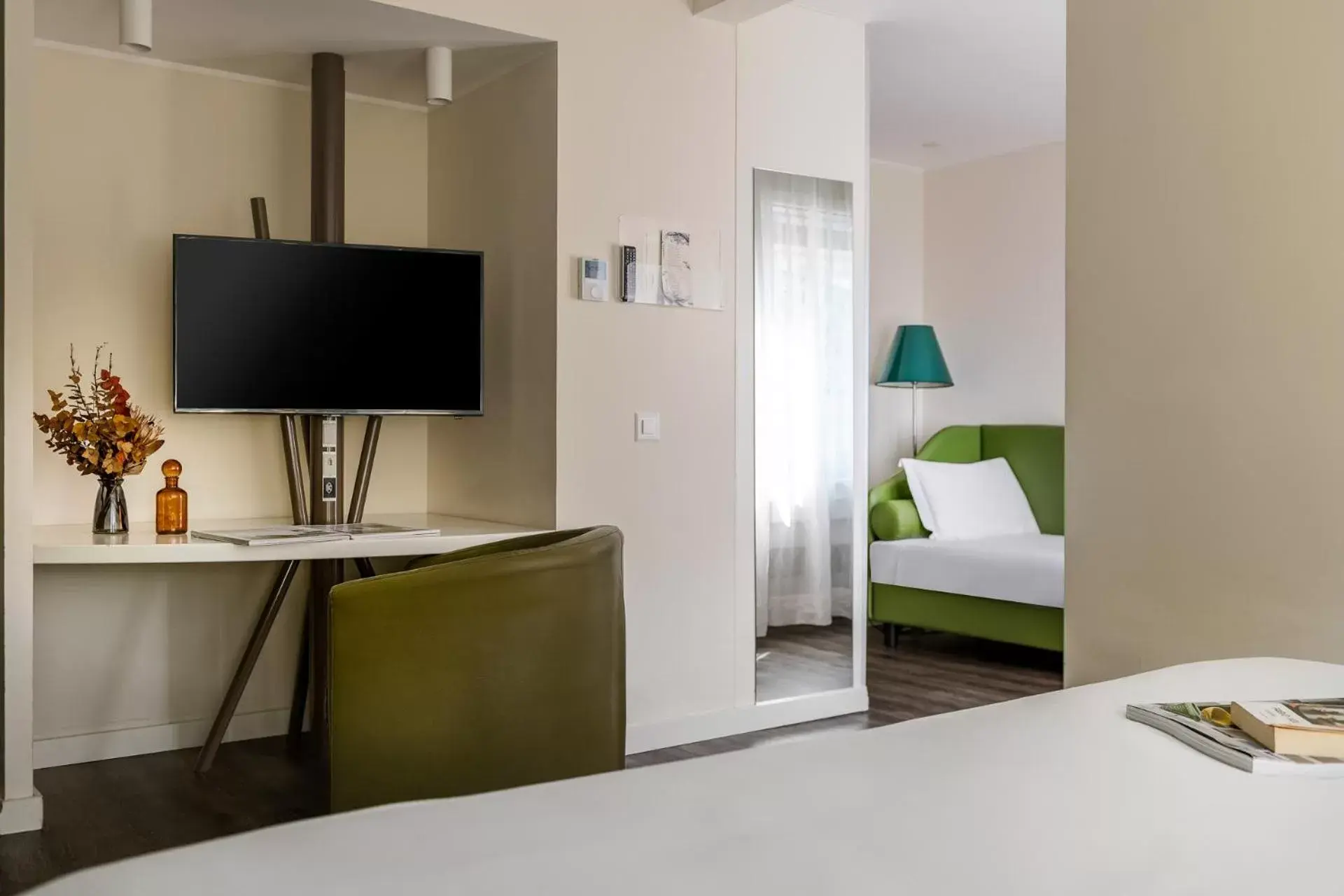 Bedroom, TV/Entertainment Center in Hotel Admiral Lugano