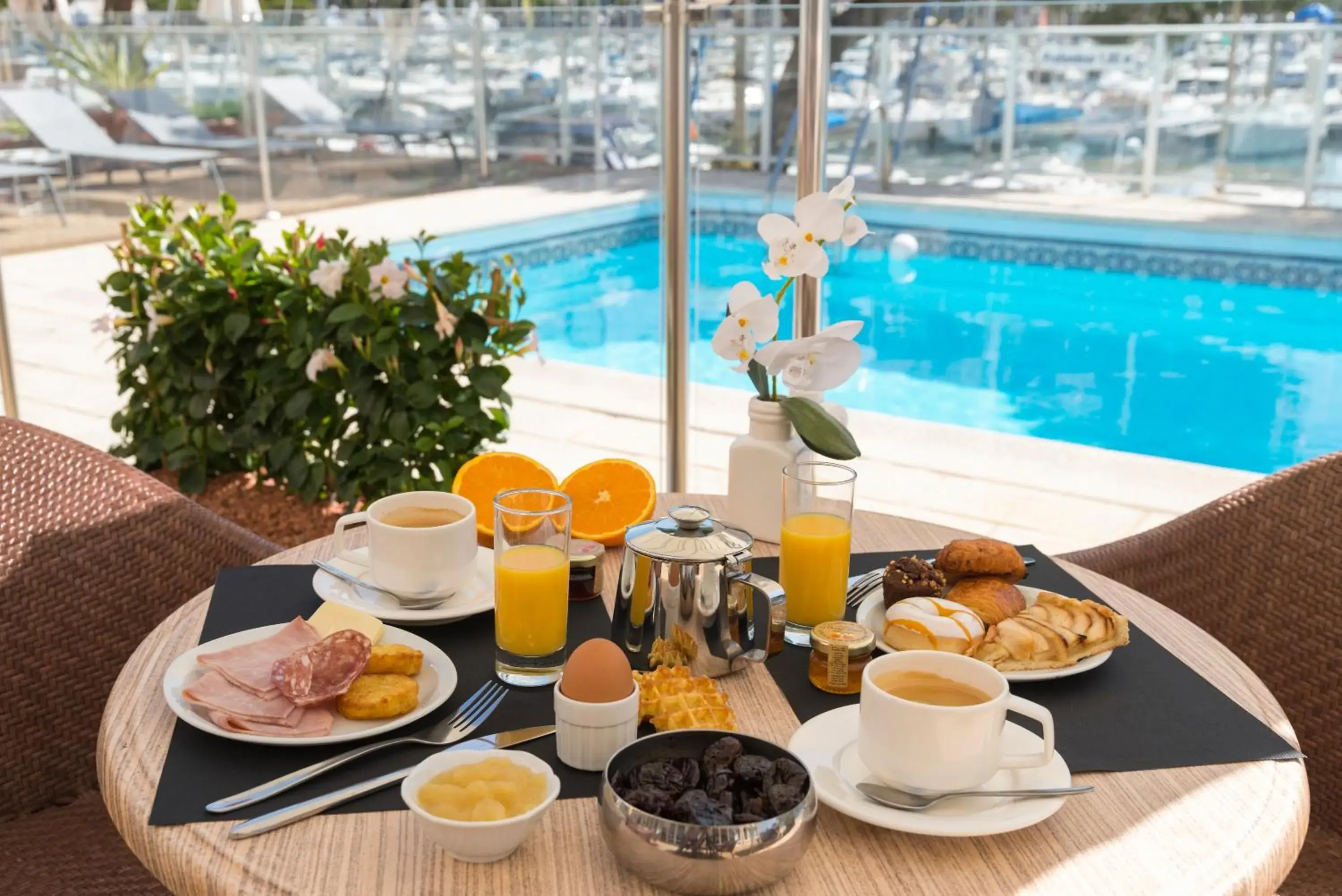 Food and drinks, Swimming Pool in The Originals Boutique, Hôtel Neptune, Montpellier Sud (Inter-Hotel)