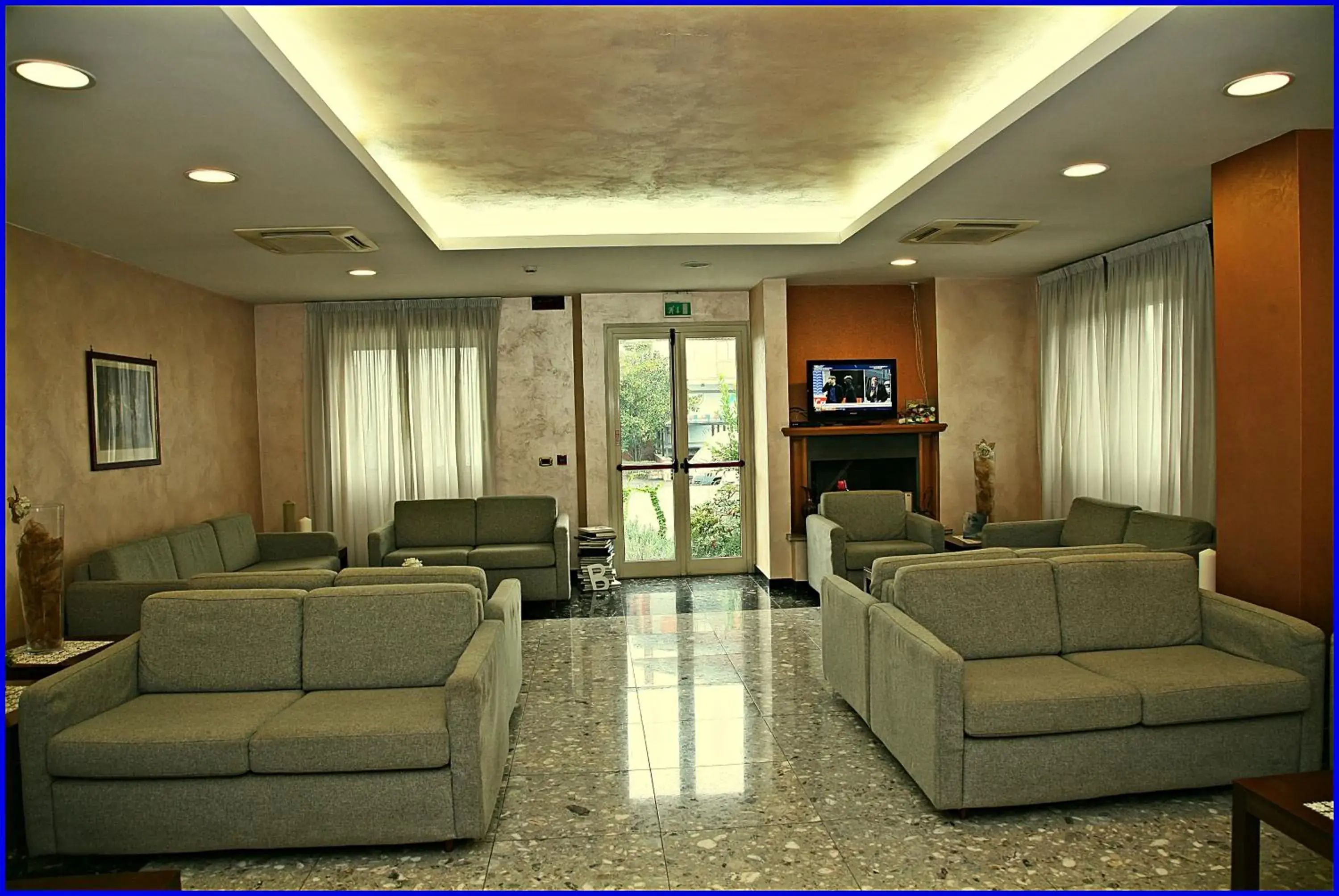 Communal lounge/ TV room, Lounge/Bar in Hotel Meeting