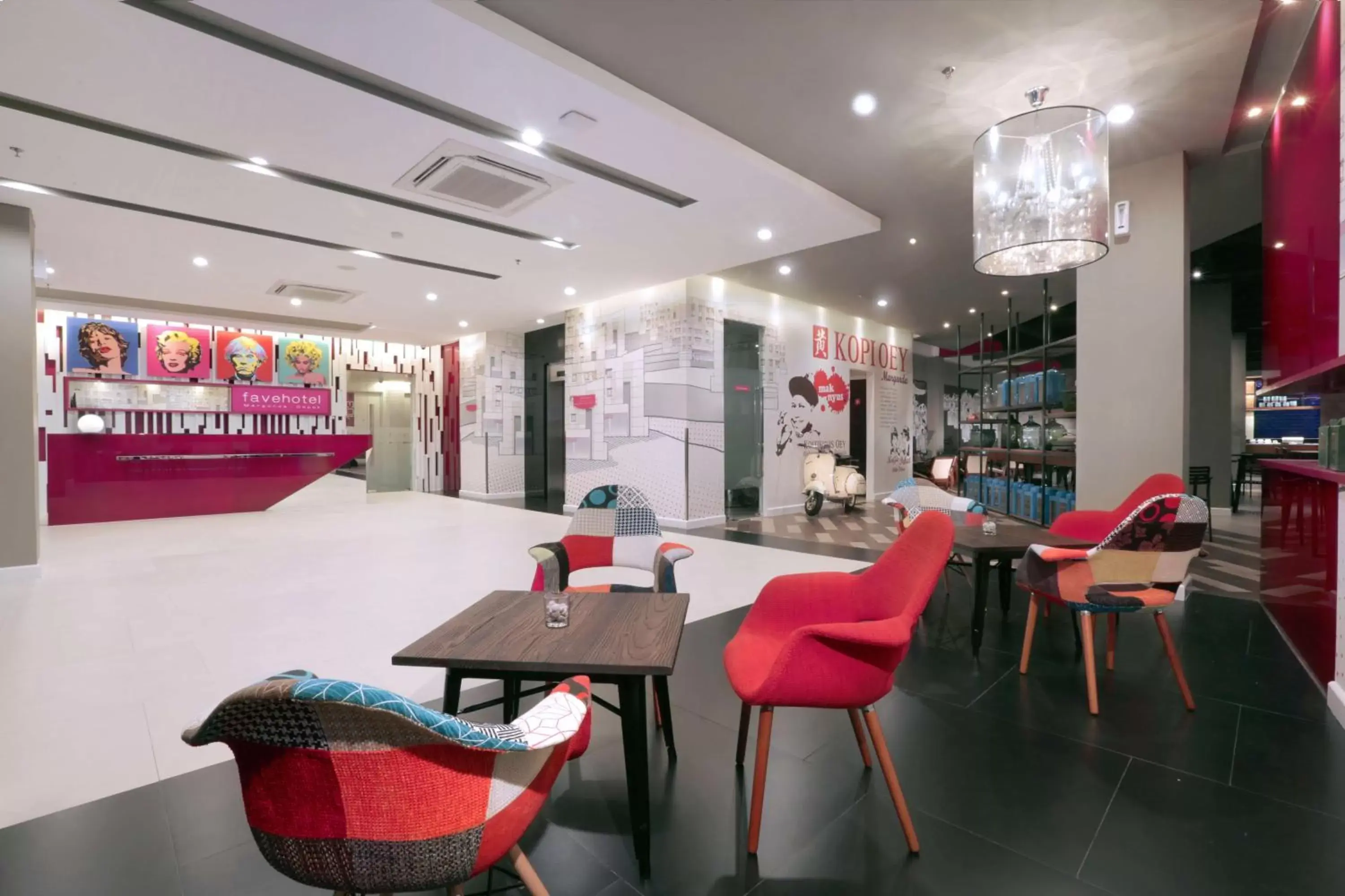 Lobby or reception, Restaurant/Places to Eat in favehotel Margonda