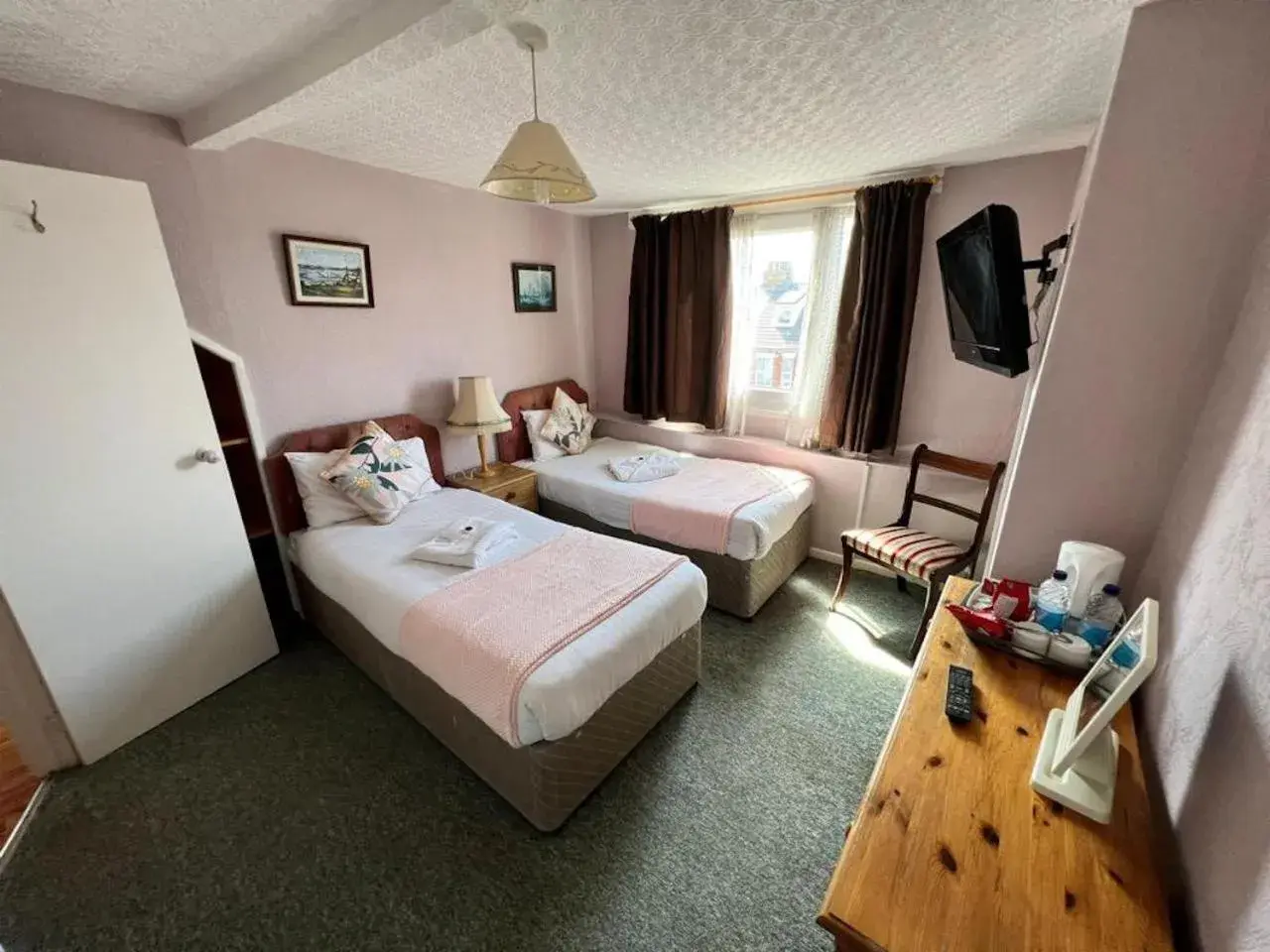 Photo of the whole room in OYO Belvedere Guest House, Great Yarmouth
