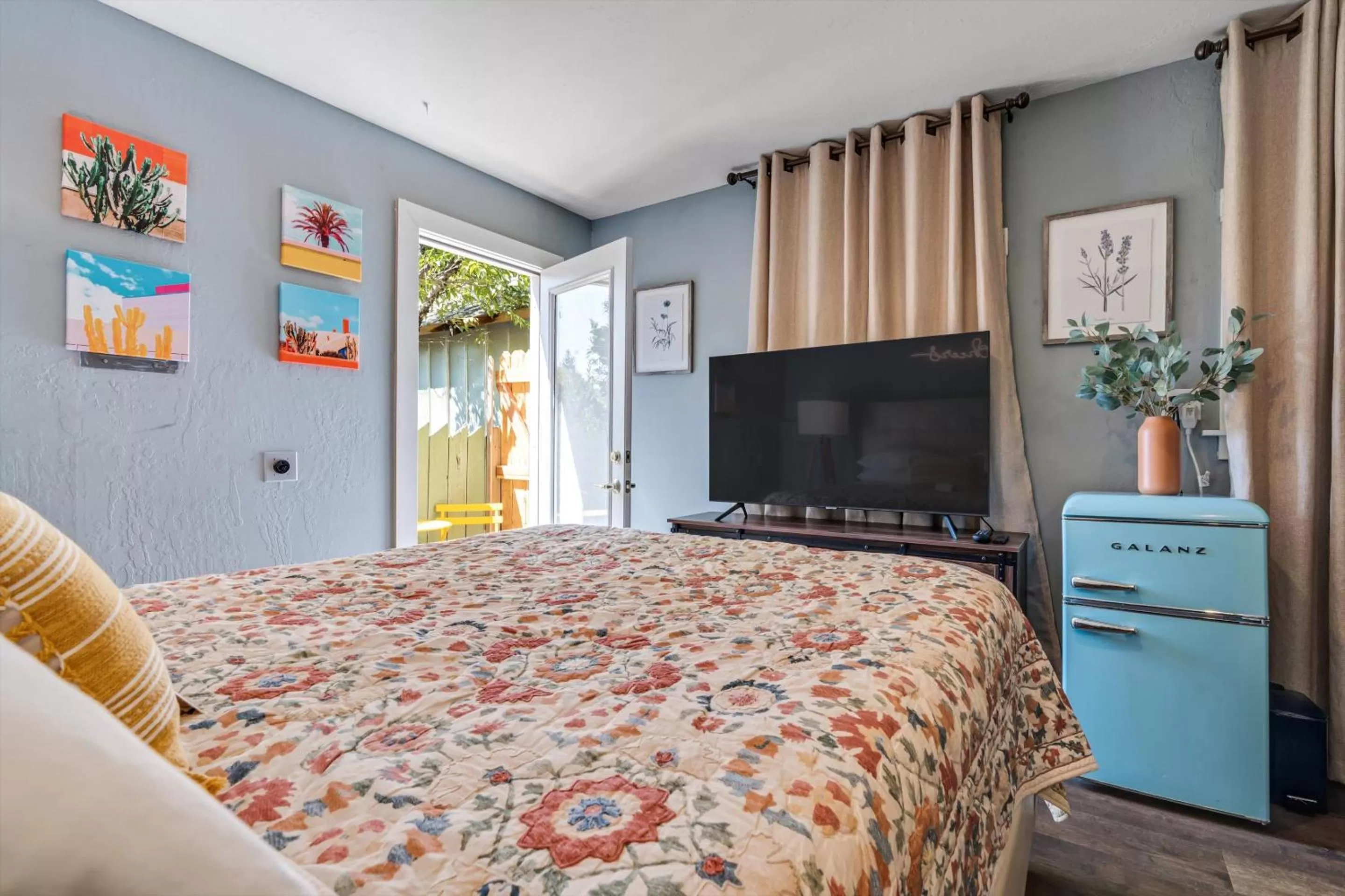 Bed in Cinnamon Bear Creekside Inn