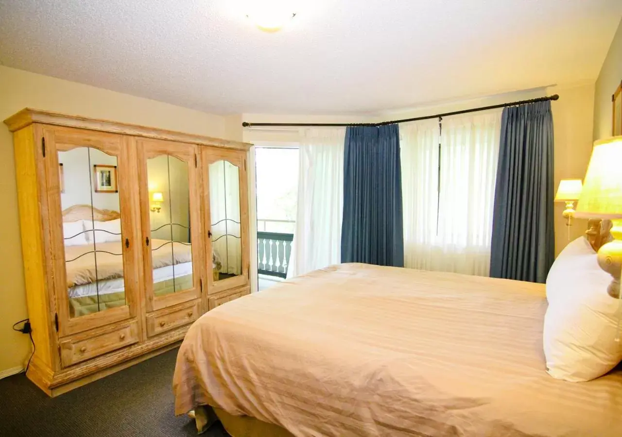 Photo of the whole room, Bed in Heron's Landing Hotel