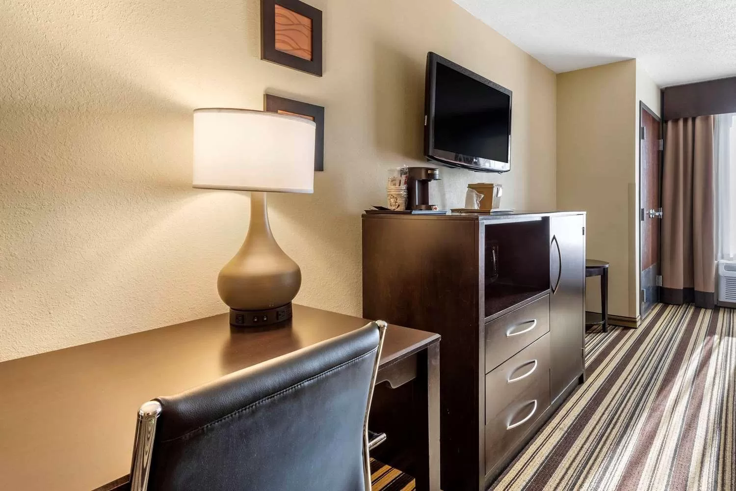 TV and multimedia in Comfort Inn & Suites Triadelphia - Wheeling