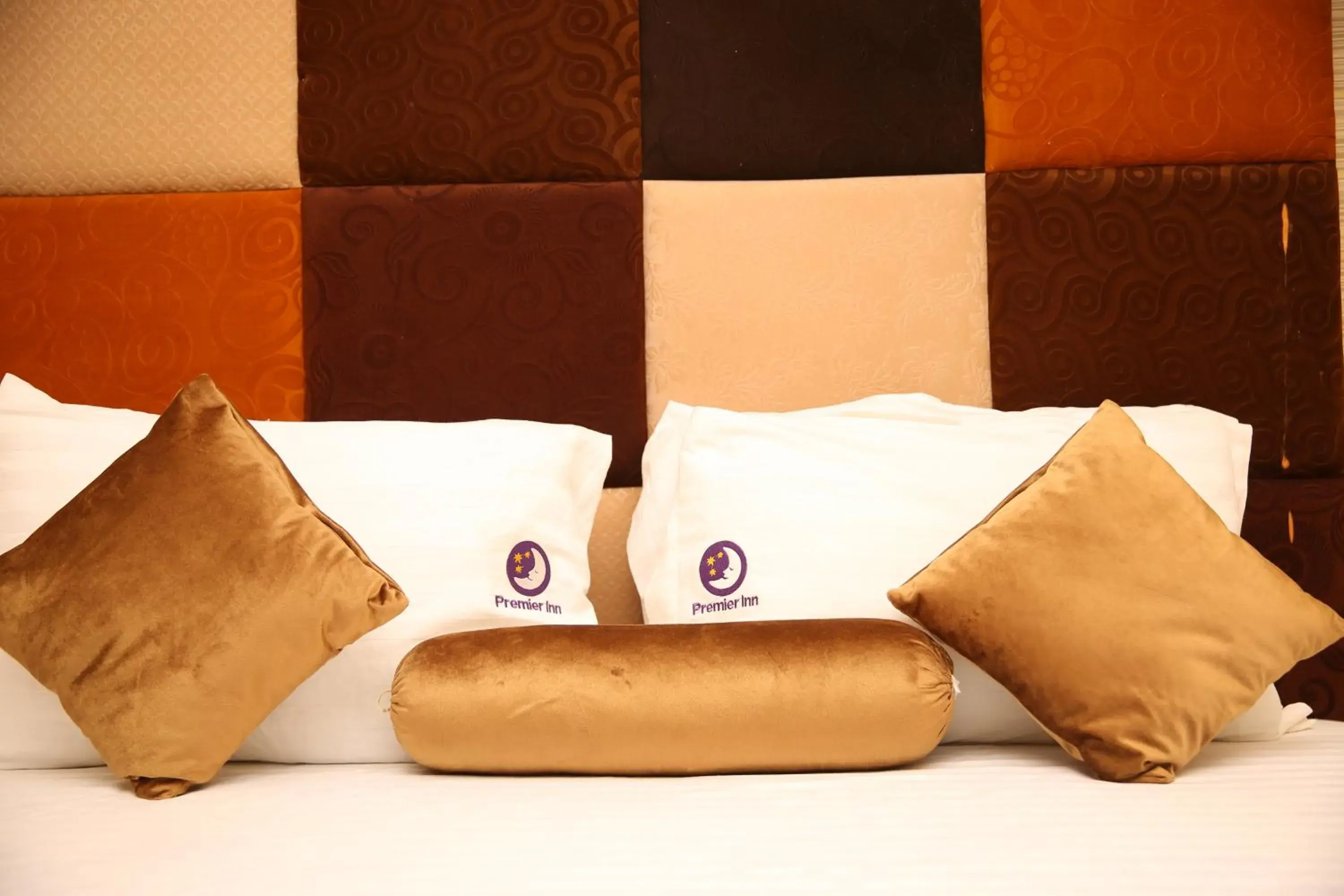 Bed in Hotel Premier Inn Gulberg