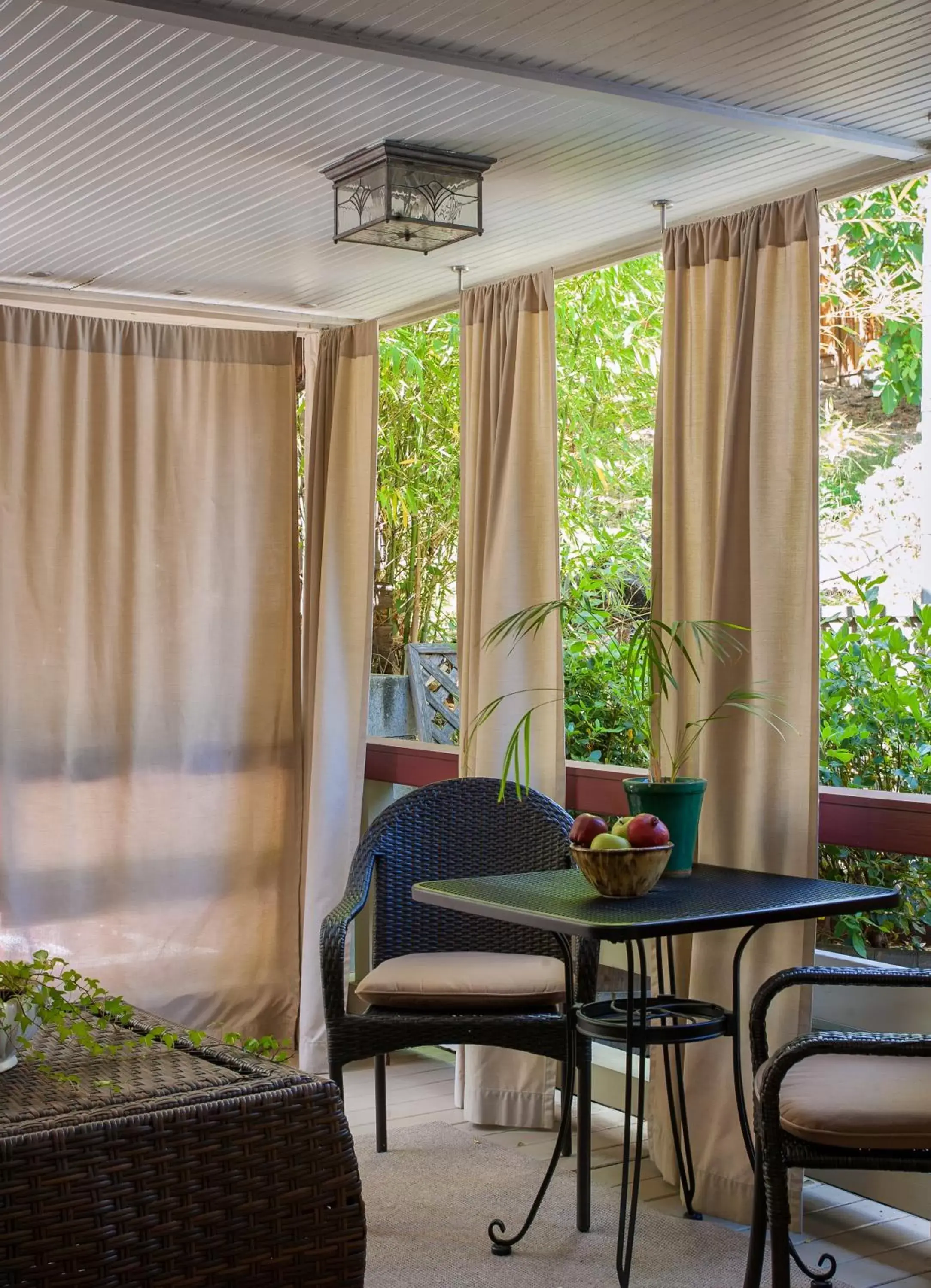 Bedroom, Seating Area in Craftsman Inn