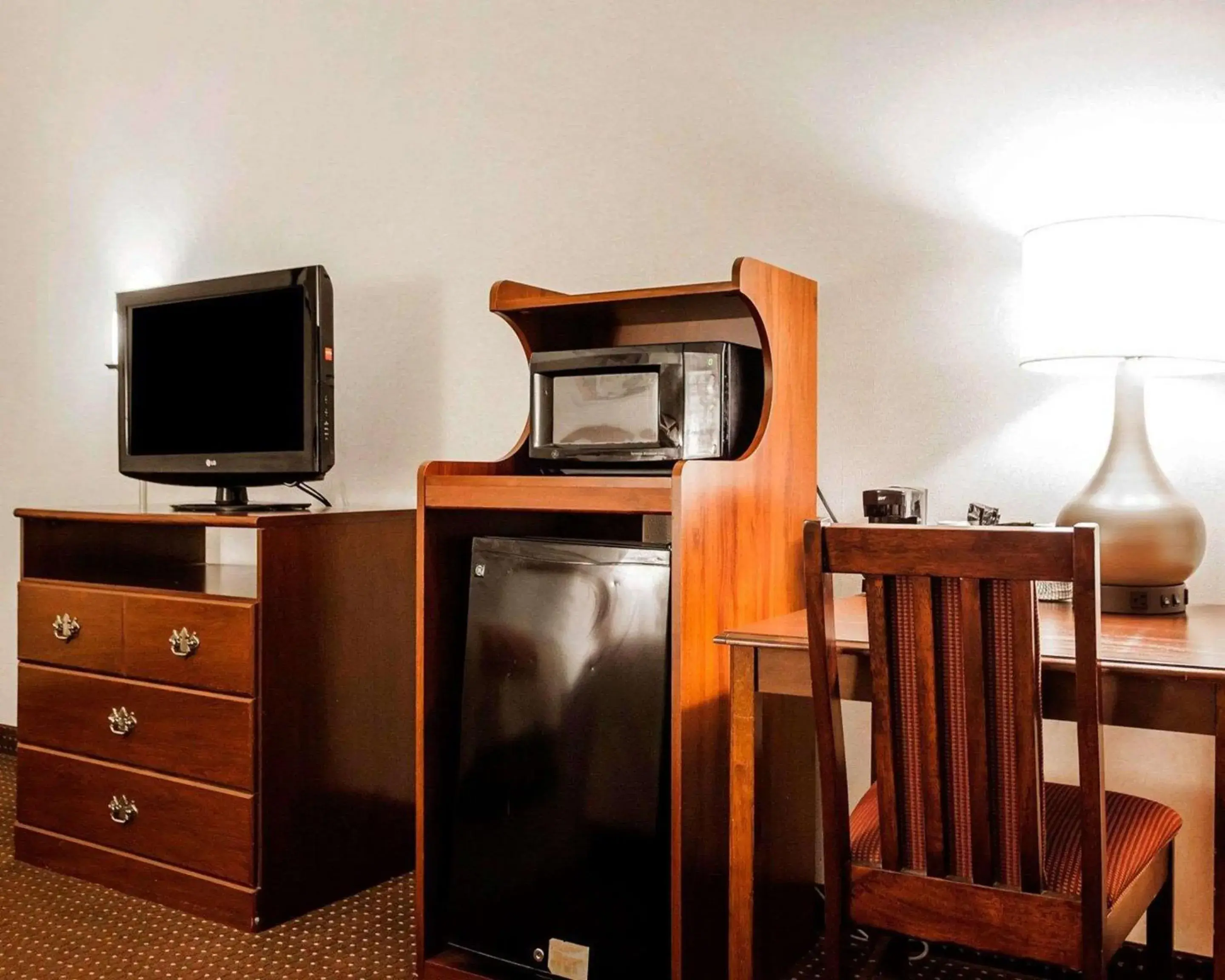 Photo of the whole room, TV/Entertainment Center in Quality Inn Kingdom City, MO
