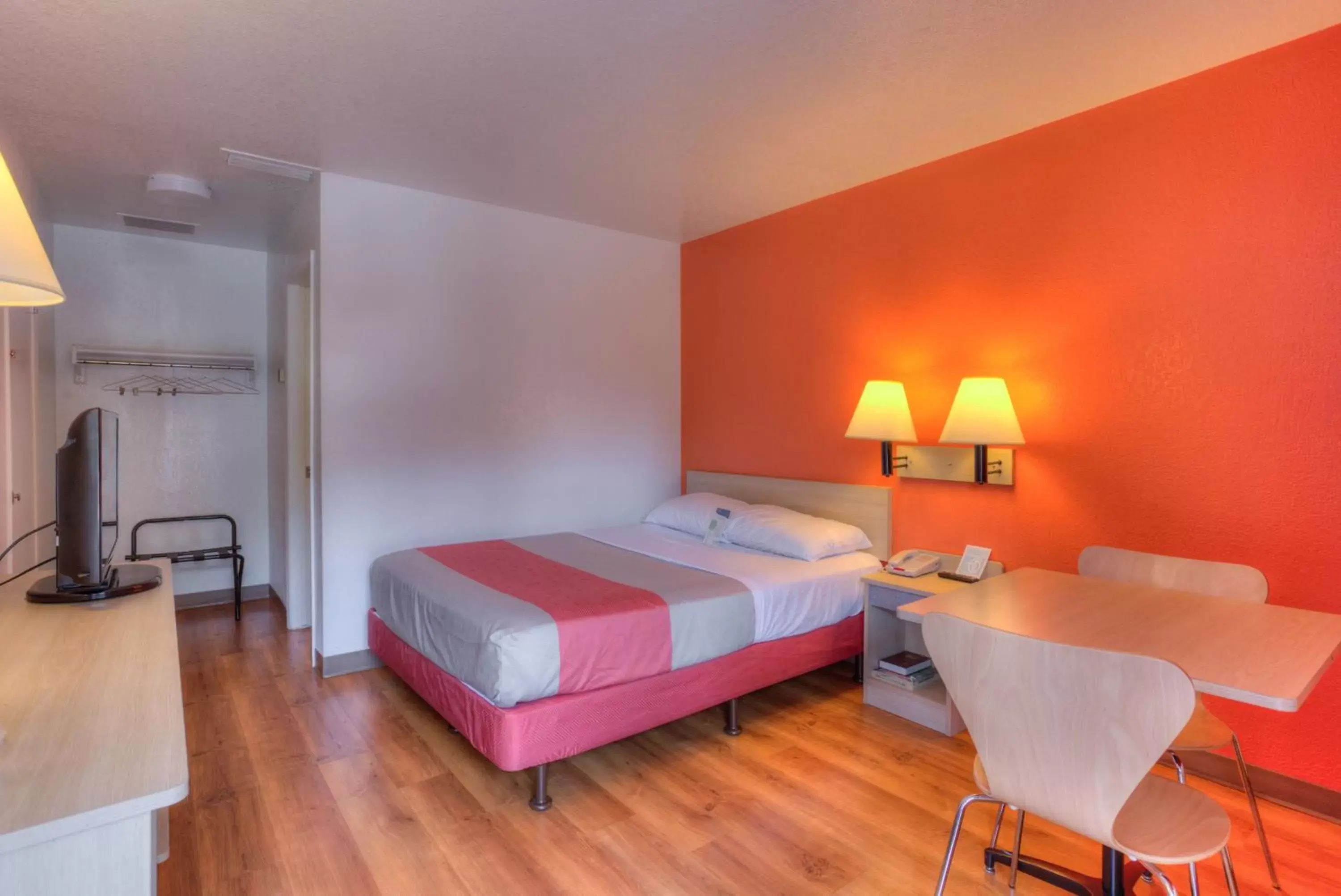 Photo of the whole room, Bed in Motel 6-Tigard, OR - Portland South - Lake Oswego