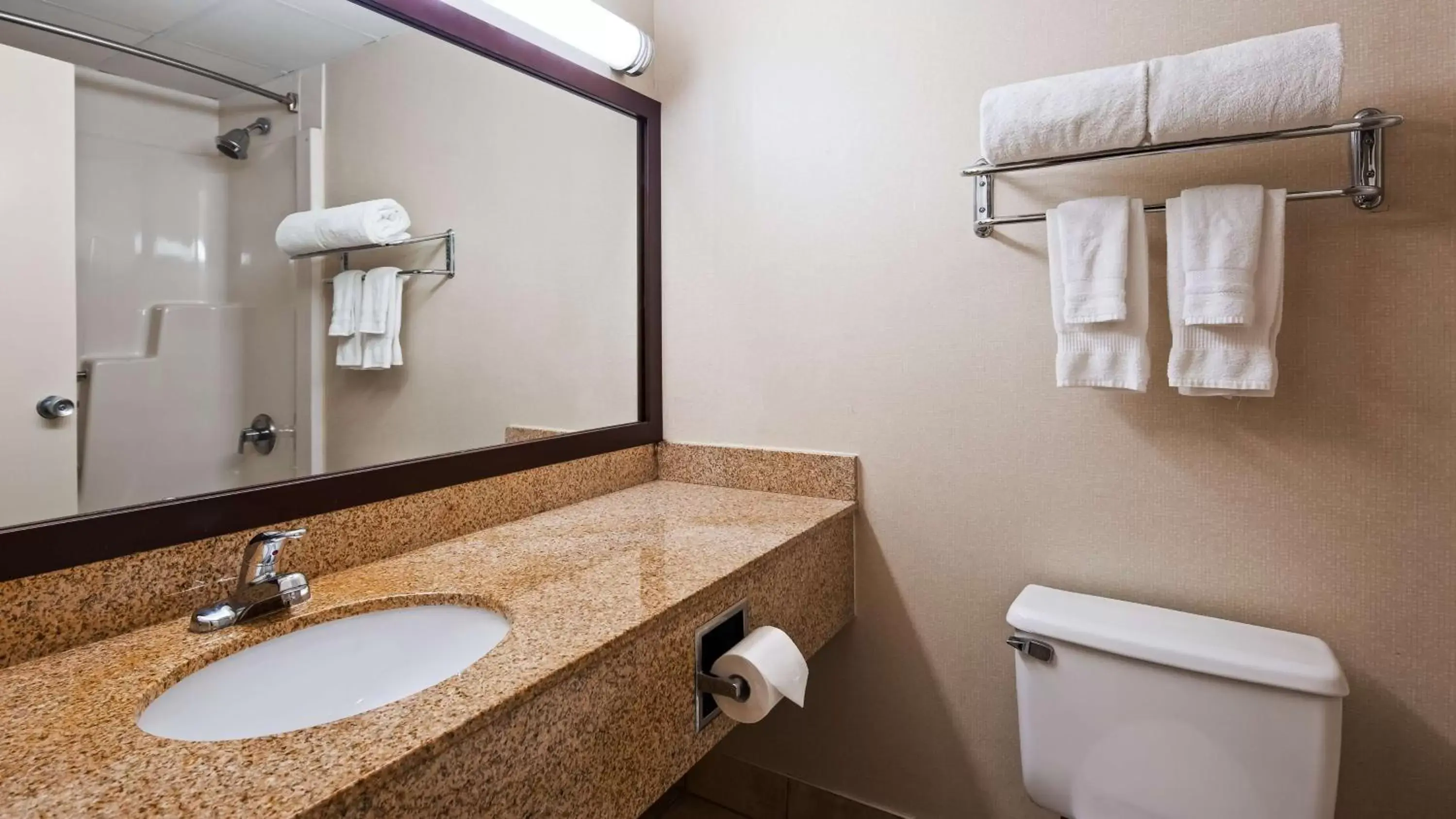 Bathroom in Best Western Executive Hotel New Haven-West Haven