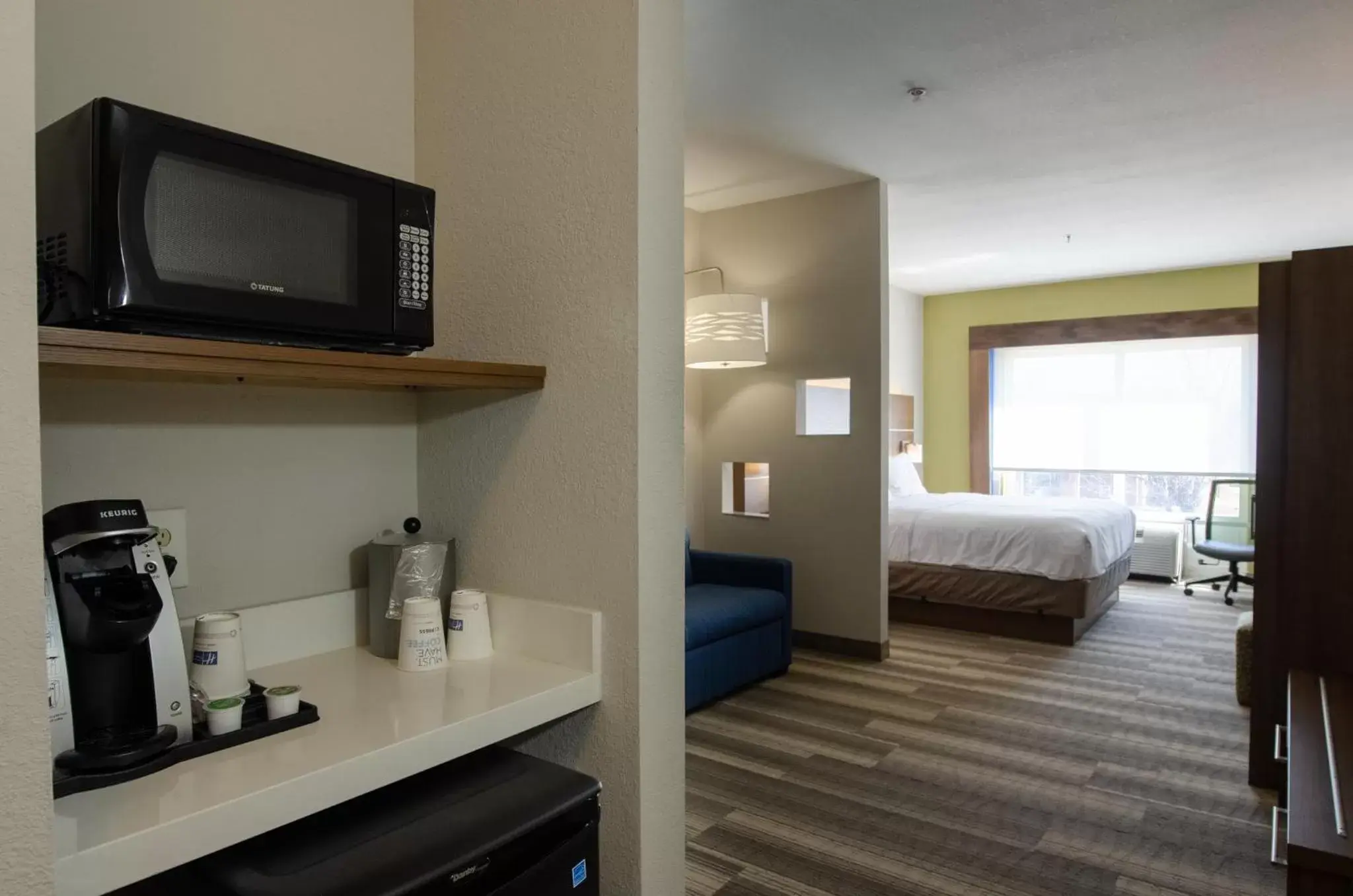 Photo of the whole room, TV/Entertainment Center in Holiday Inn Express Hotel & Suites Atlanta Airport West - Camp Creek, an IHG Hotel