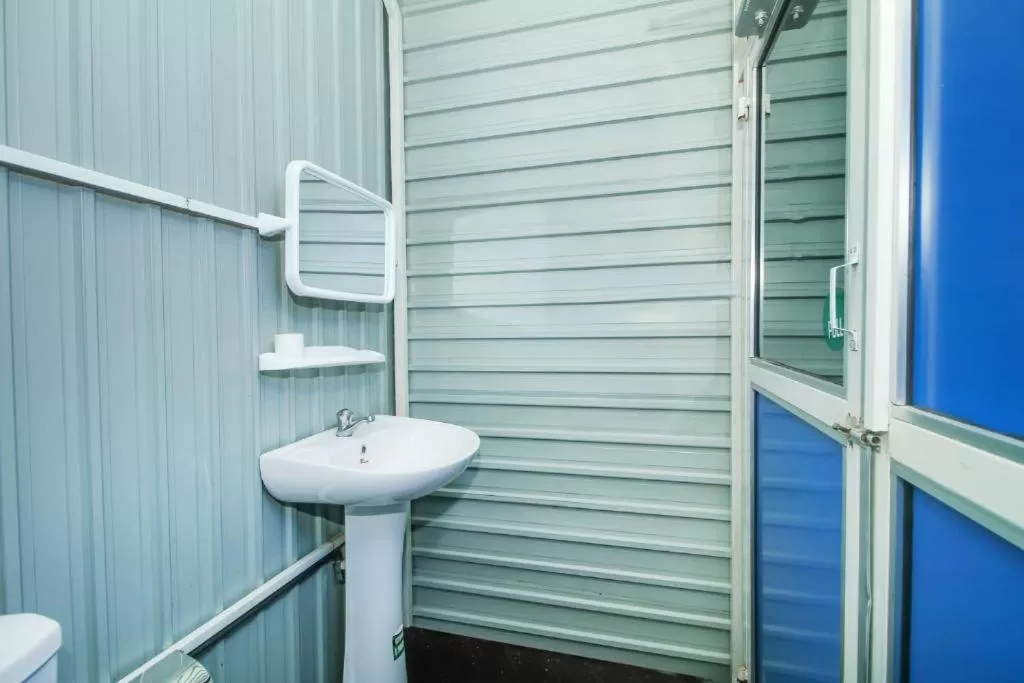 Bathroom in Airport A4 Transit Hub - Eco Chalets