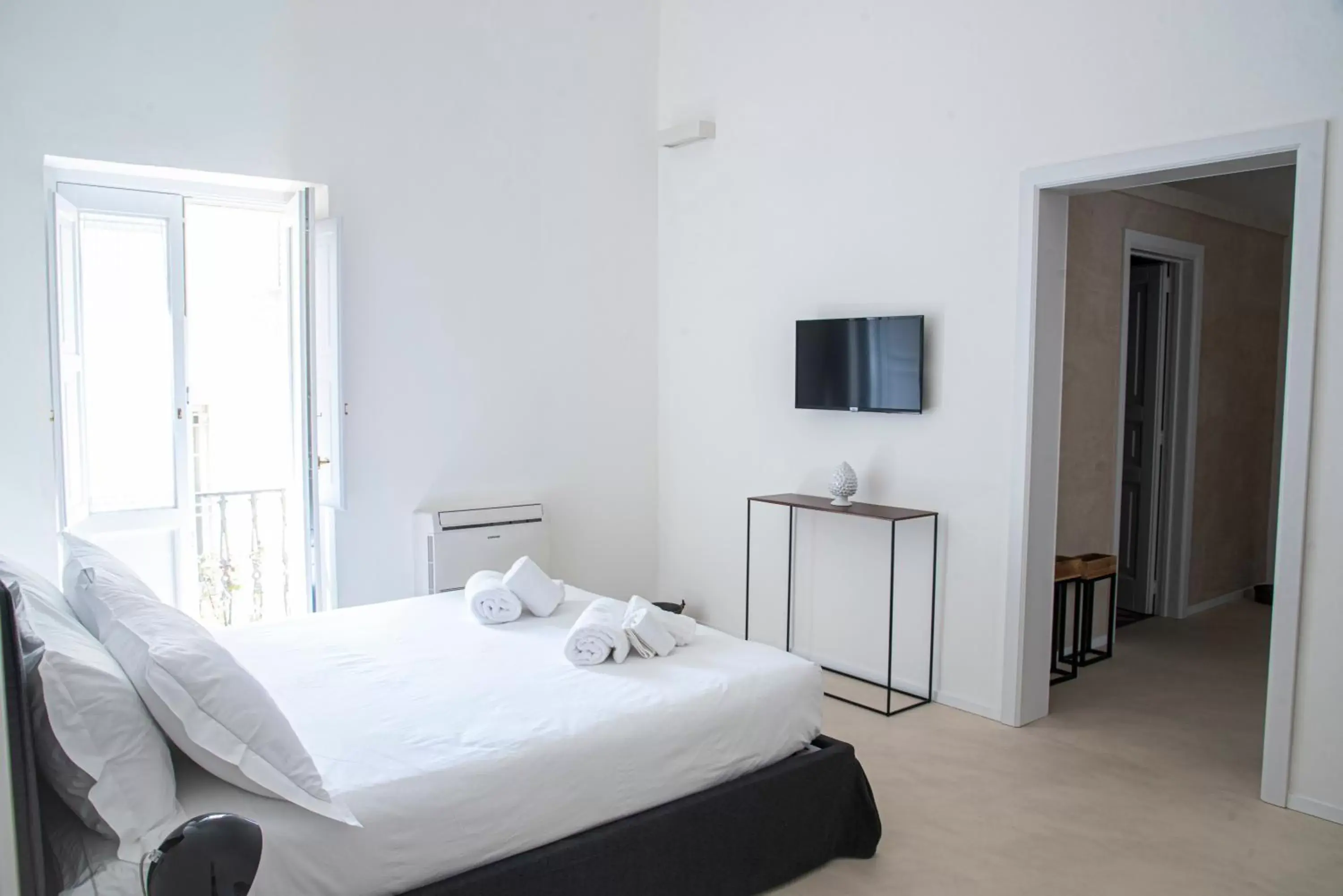 TV and multimedia, Bed in Palazzo Garibaldi - Luxury Suites