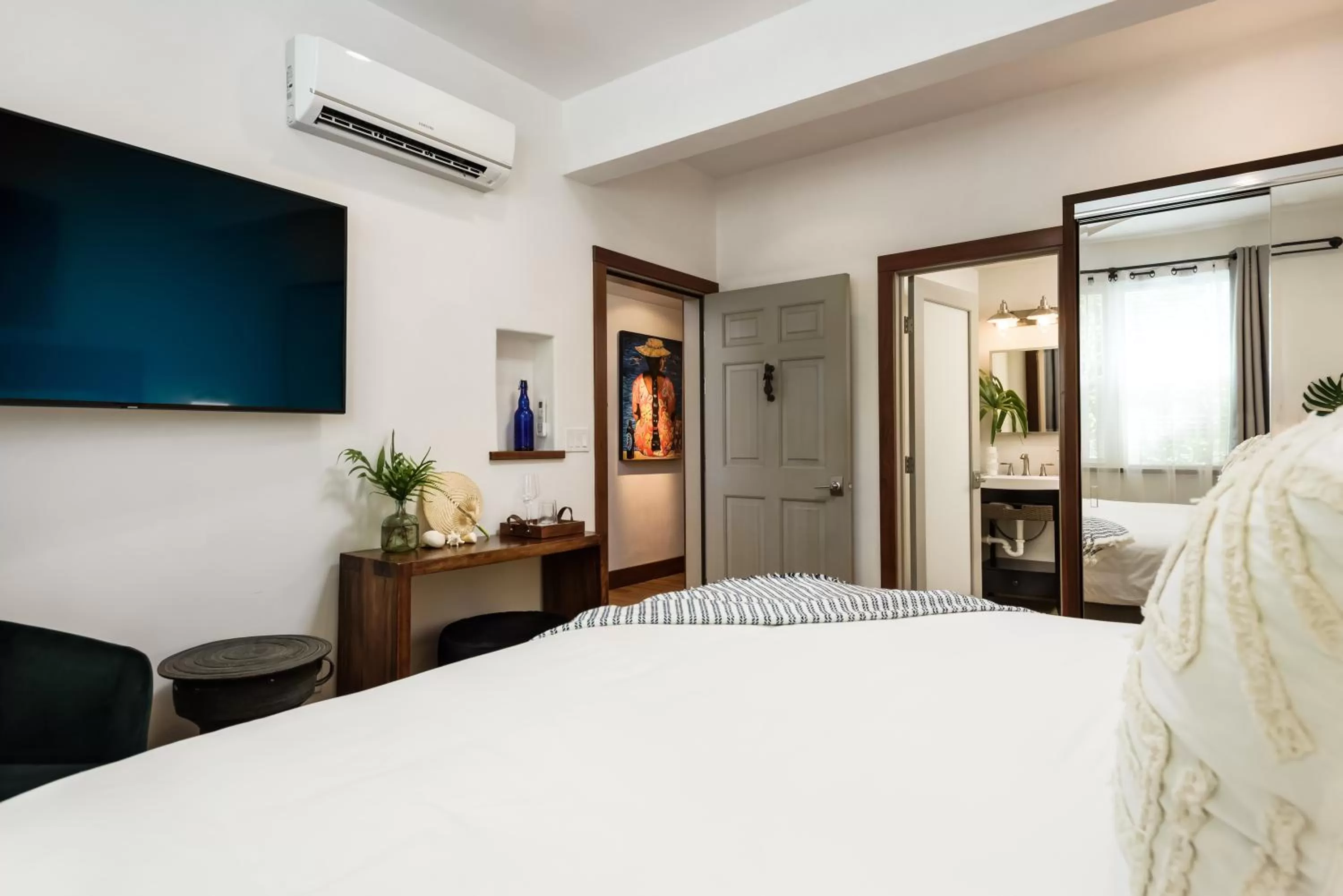 Photo of the whole room, Bed in Paia Inn