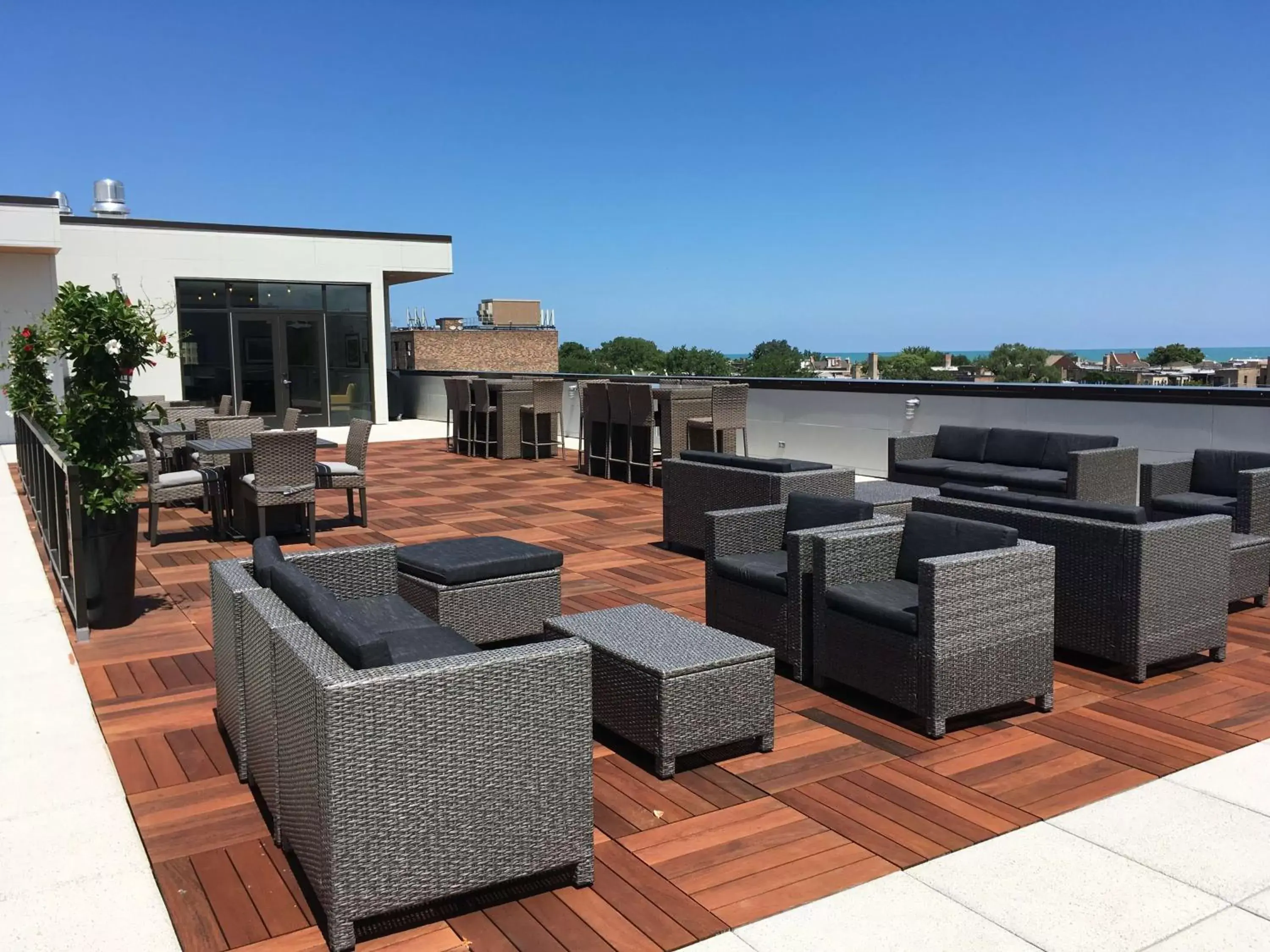 Patio in Hampton Inn Chicago North-Loyola Station, Il