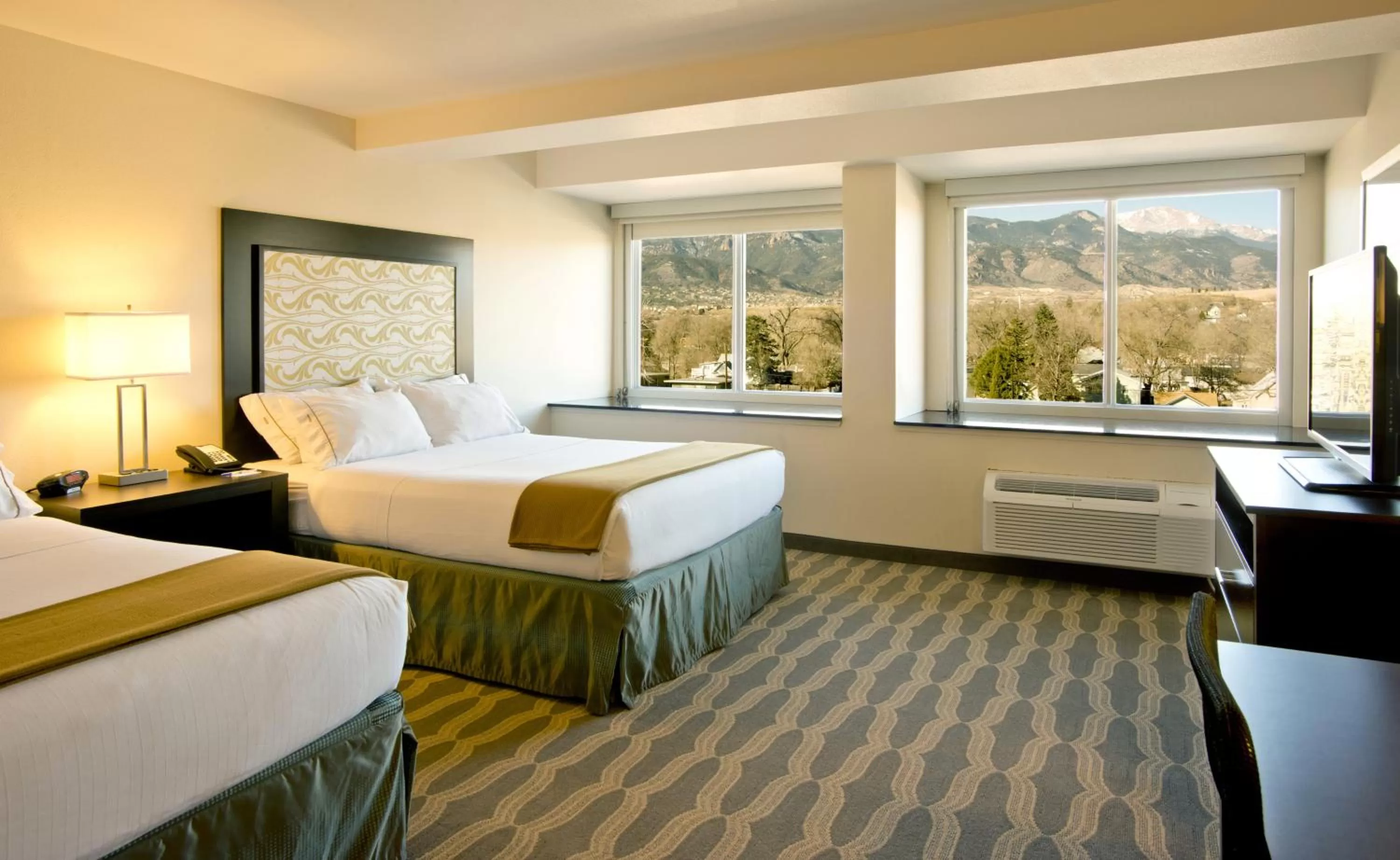 Bed in Holiday Inn Express & Suites Colorado Springs Central by IHG