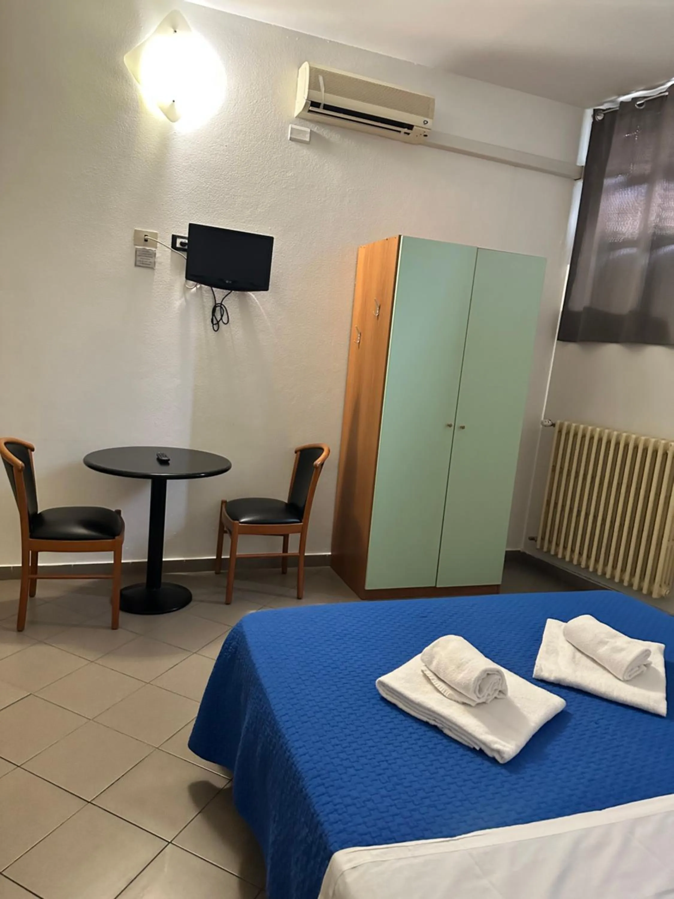 Bedroom, Bed in Hotel Mercurio