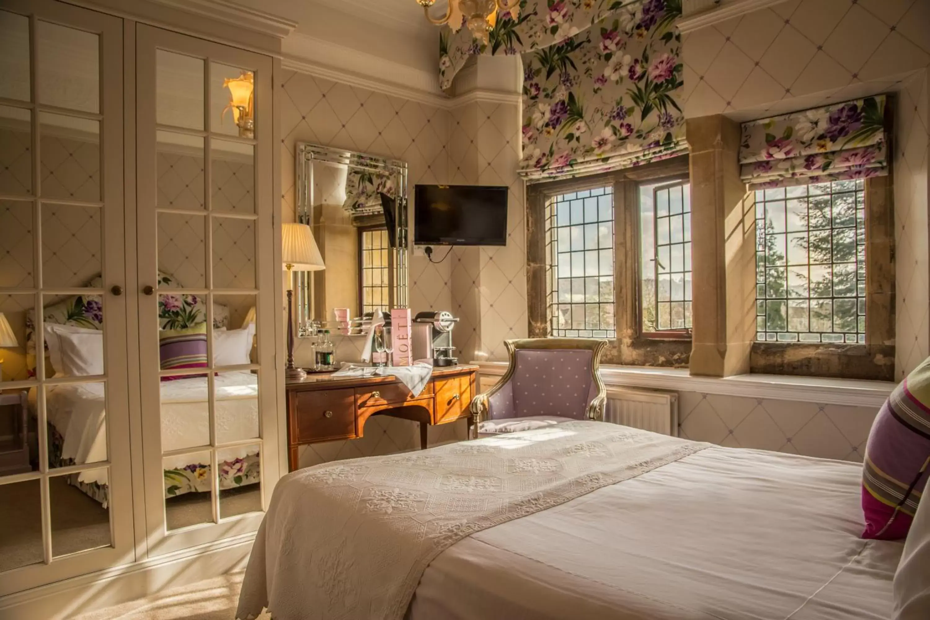 Bedroom, Bed in Fischers Baslow Hall - Chatsworth
