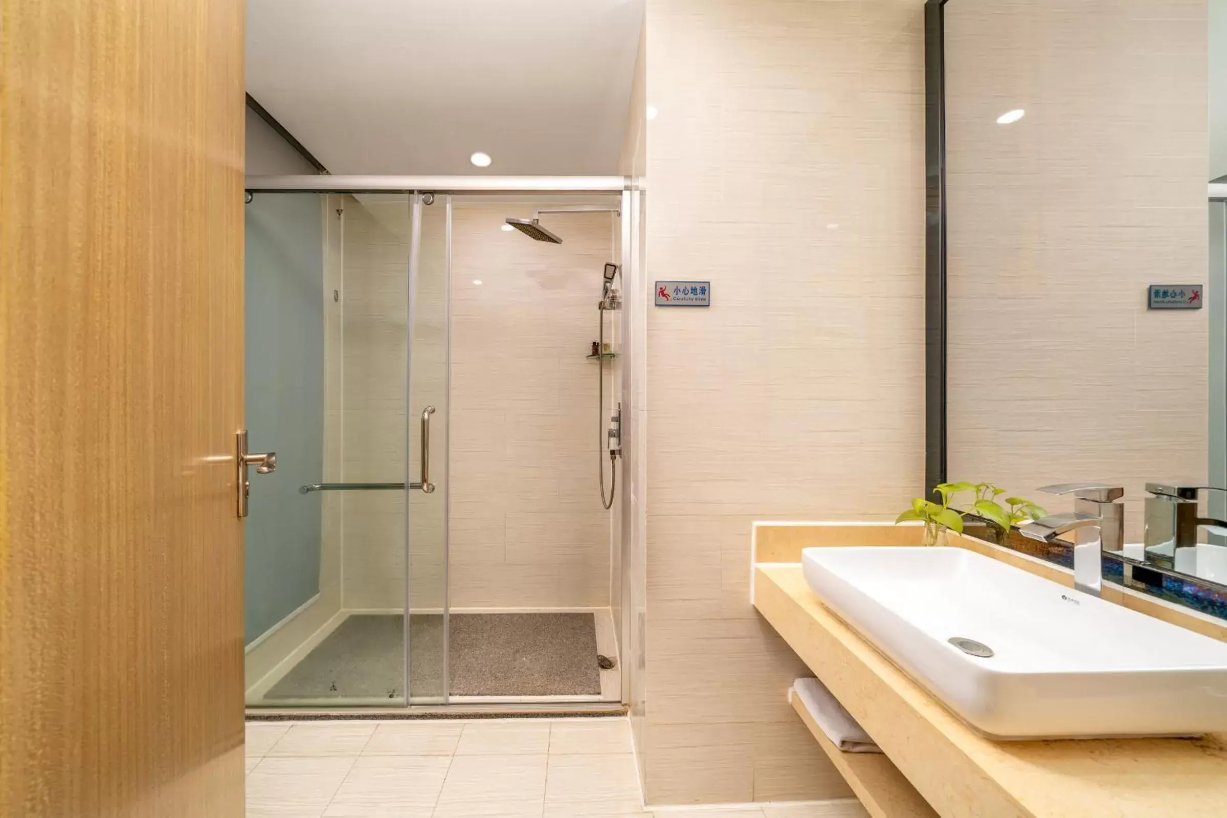 Shower, Bathroom in Guangzhou Boyi Hotel