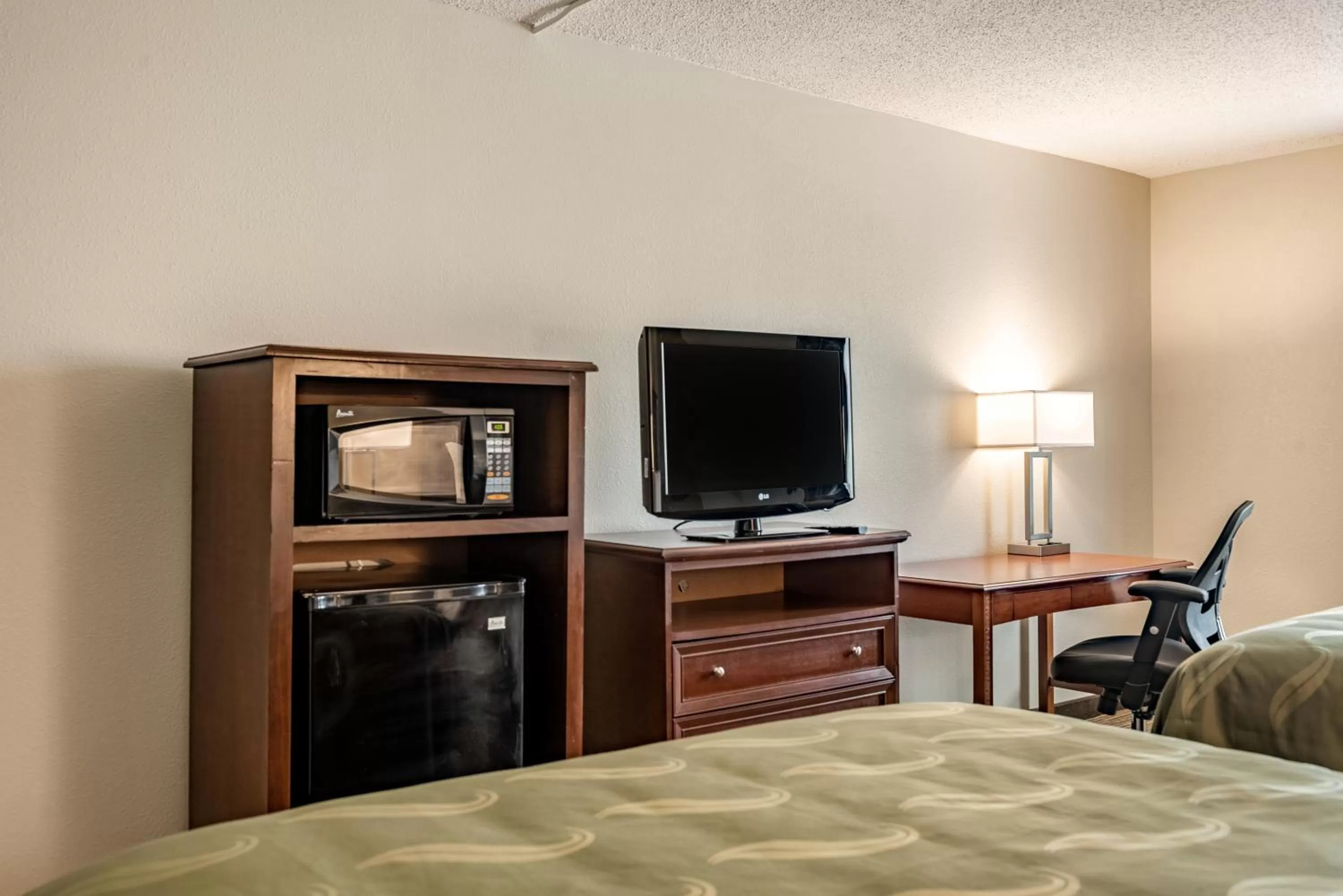 Queen Room with Two Queen Beds - Non-Smoking in Quality Inn Bucyrus North