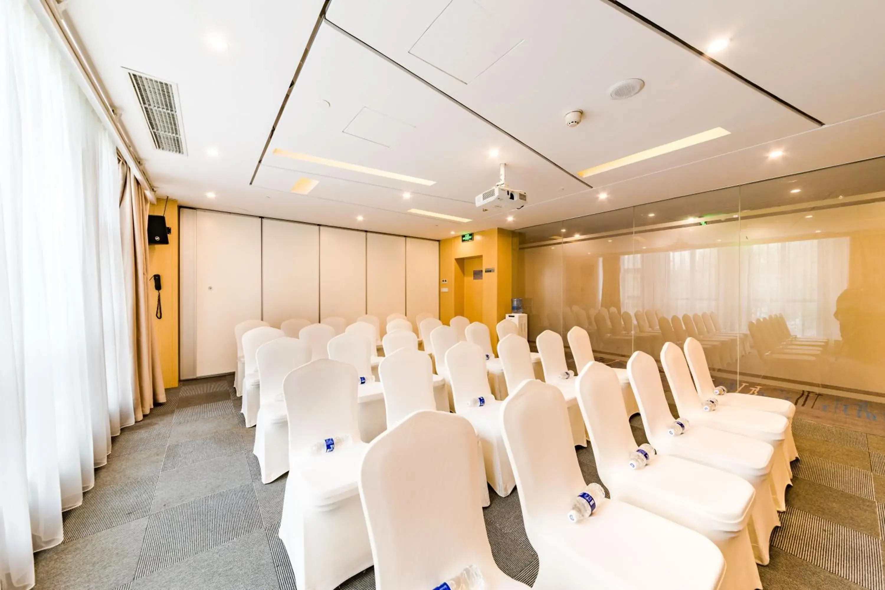 Meeting/conference room in Holiday Inn Express Shijiazhuang Heping, an IHG Hotel