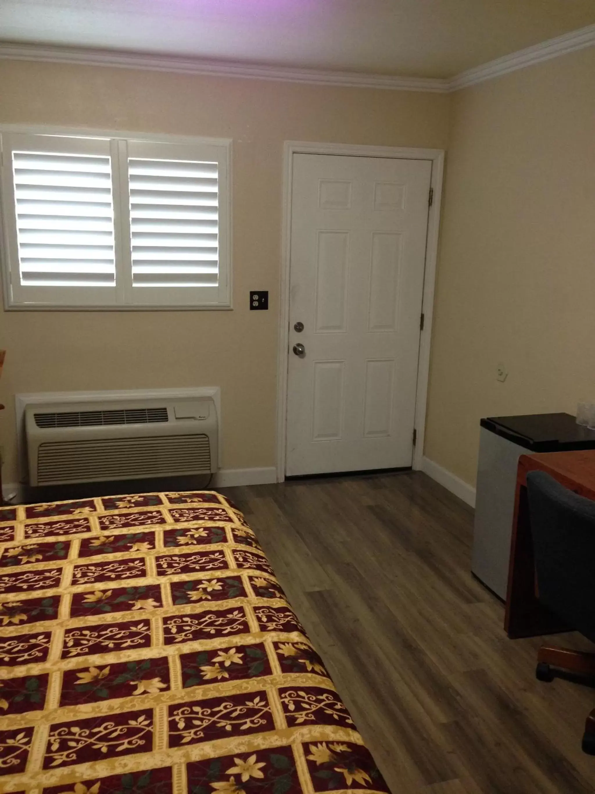 Decorative detail, Bed in Value Inn