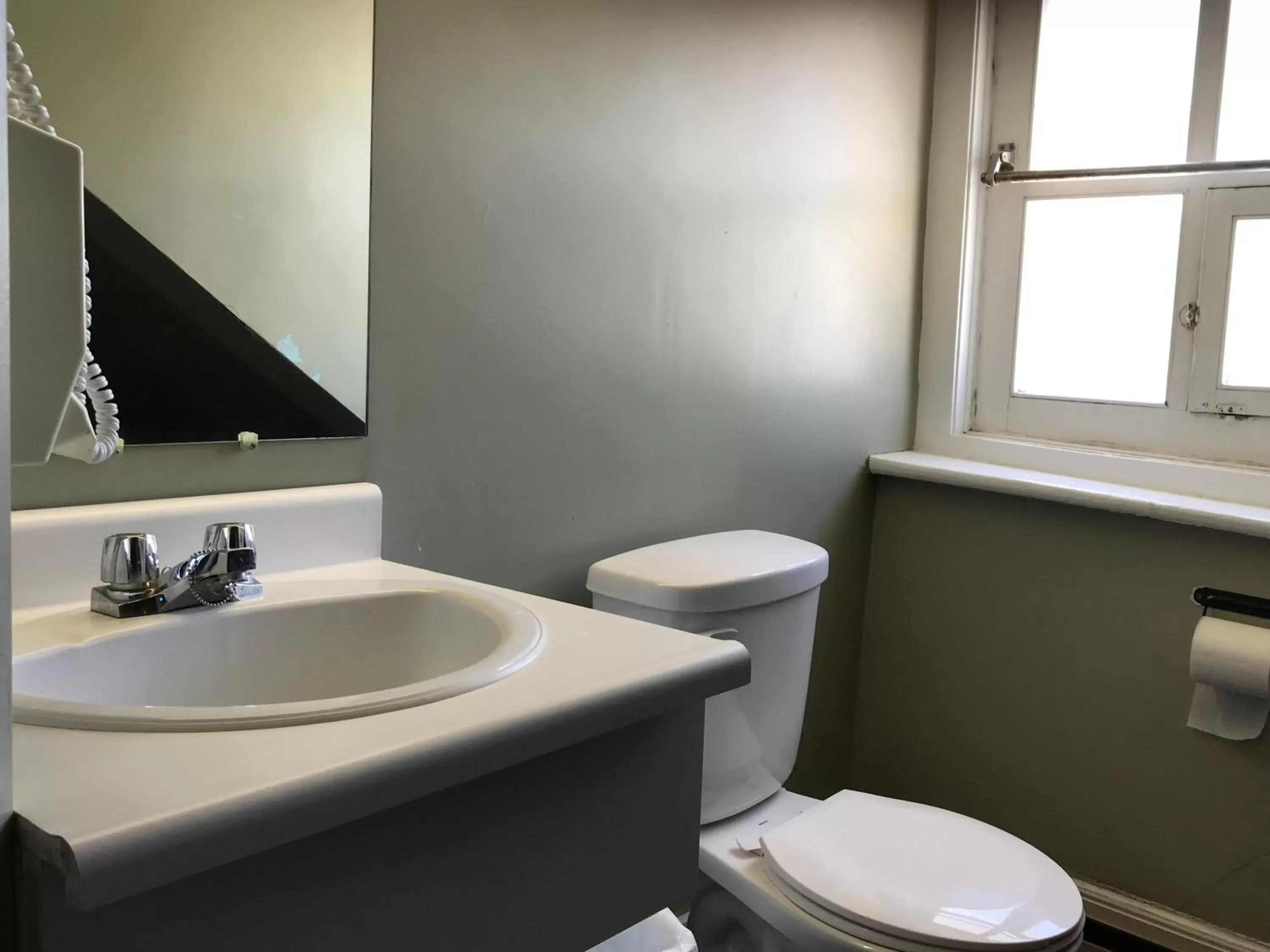 Toilet, Bathroom in Auberge St-Louis
