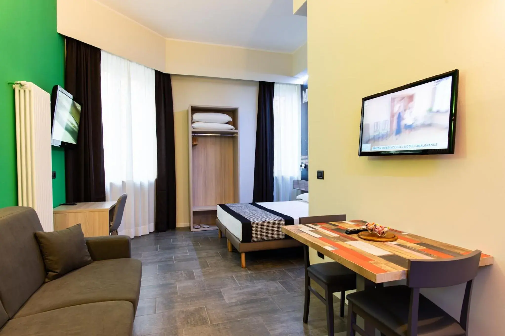 Dining area, TV/Entertainment Center in Aparthotel Porta Nuova