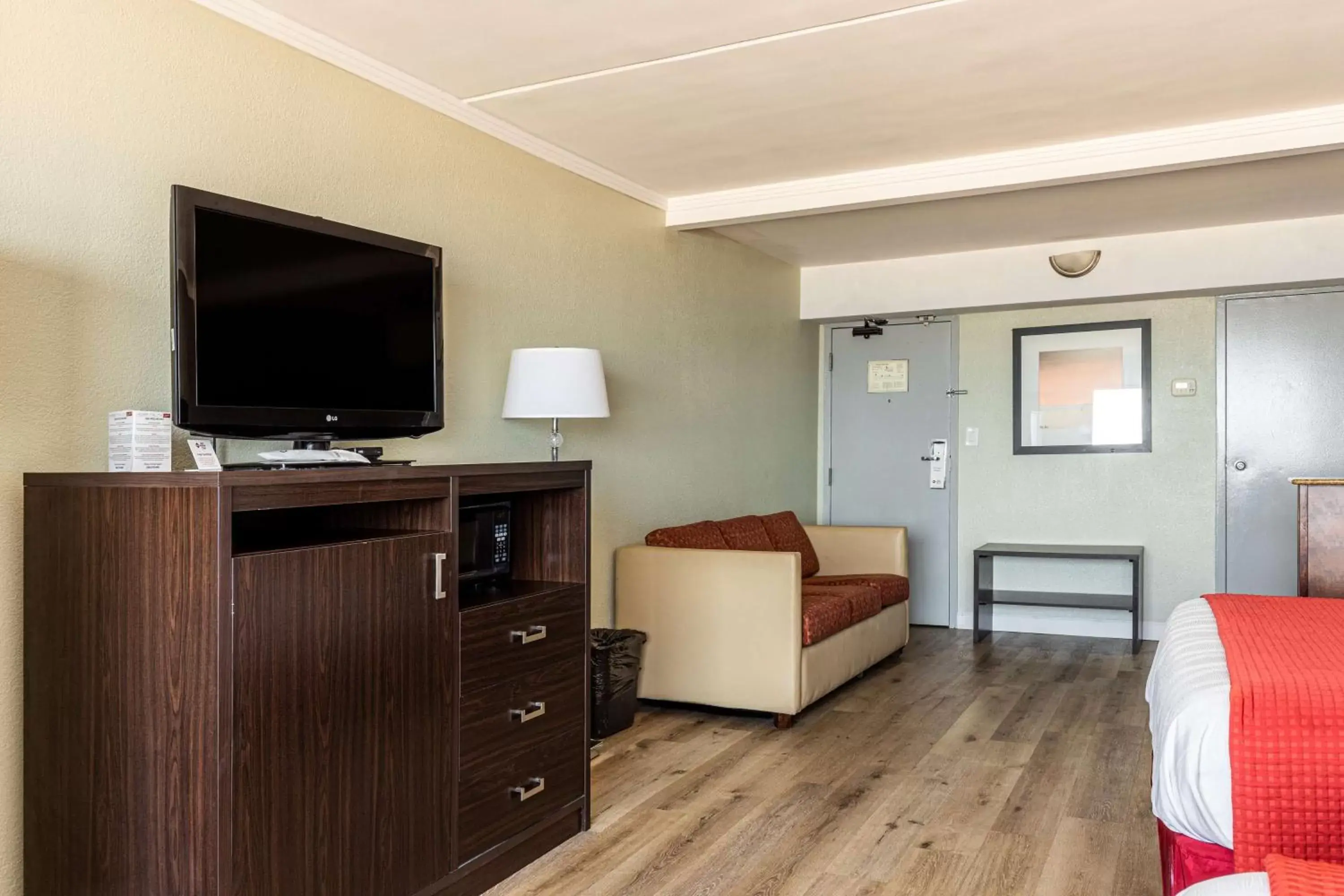Bedroom, TV/Entertainment Center in Sandcastle Resort
