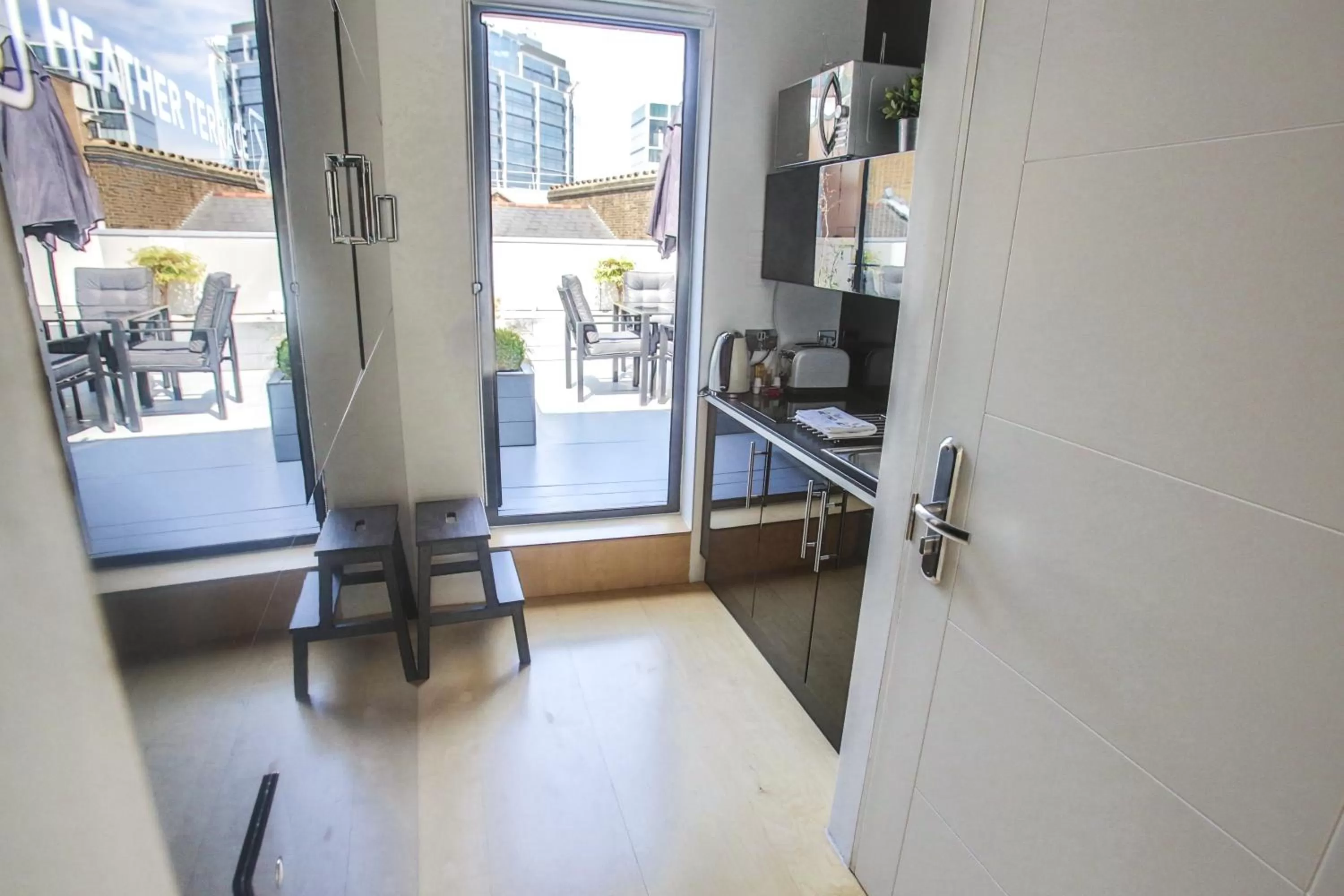 Kitchen or kitchenette in Room Home Stay