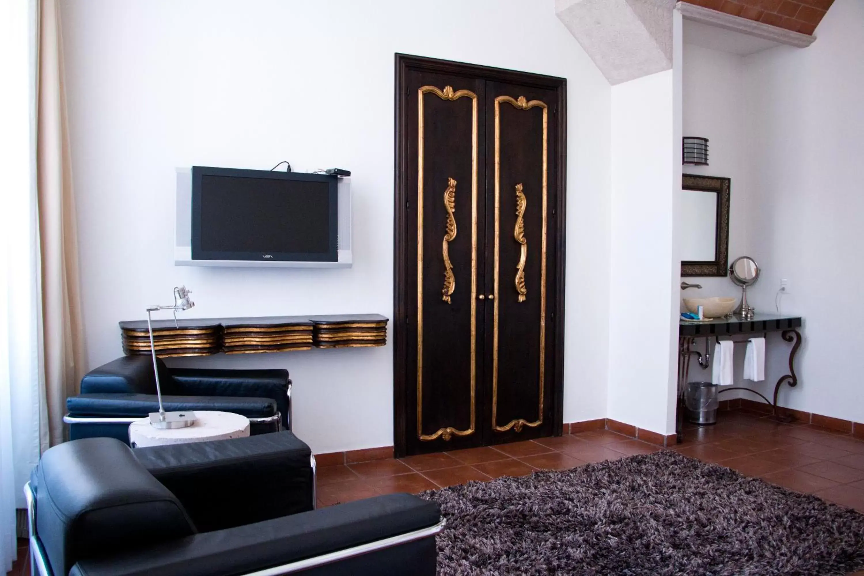 TV/Entertainment Center in Hotel Herencia By Hosting House