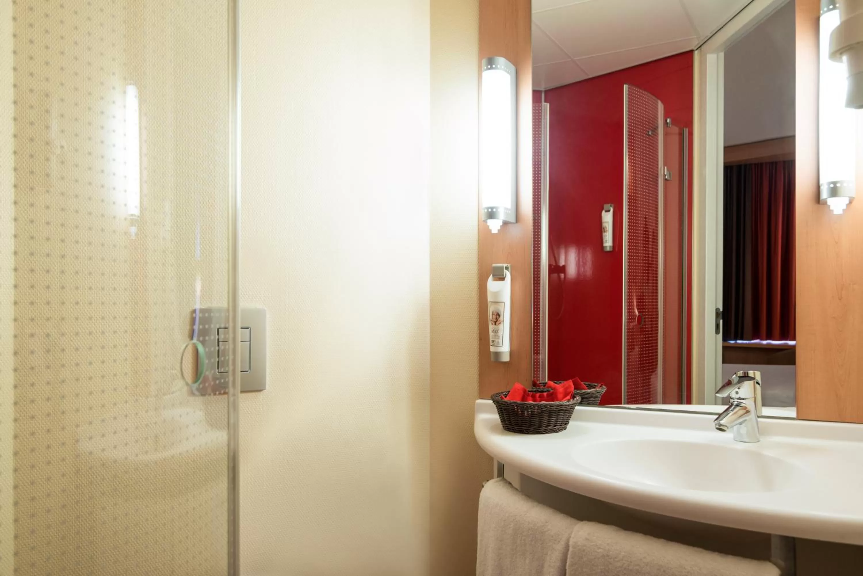 Shower in ibis Leiden Centre