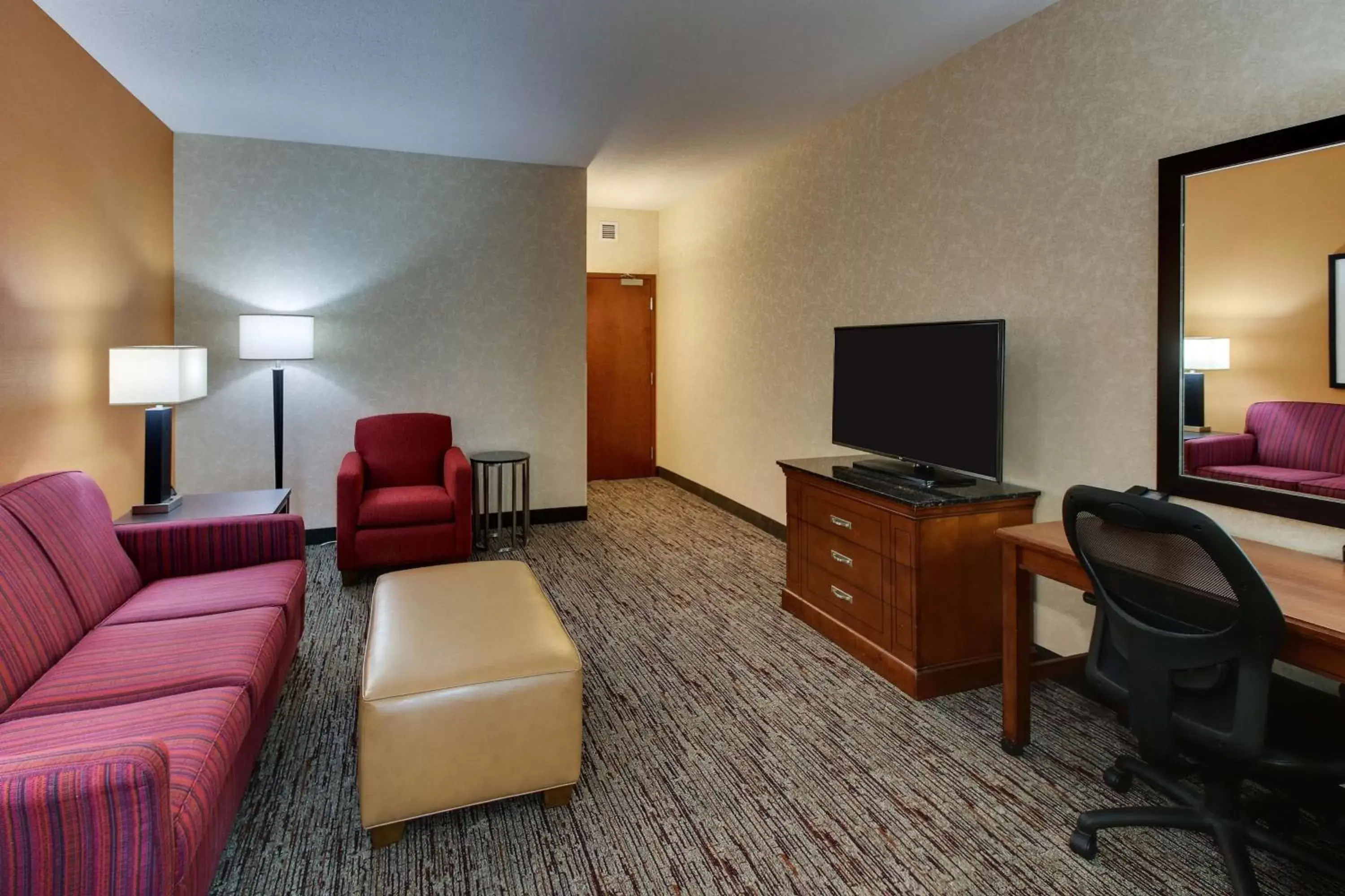 Photo of the whole room, Seating Area in Drury Inn & Suites Meridian