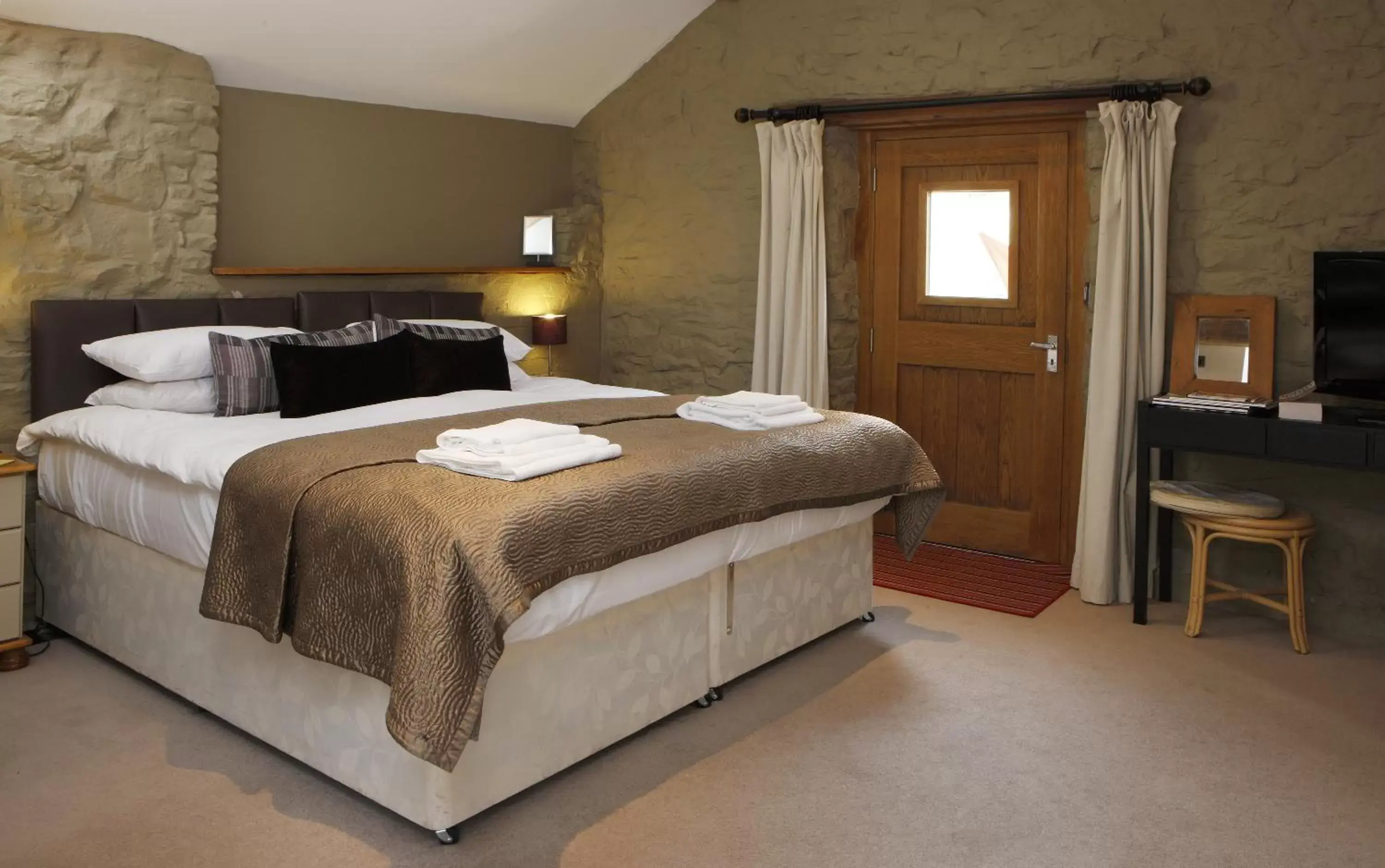 Photo of the whole room, Bed in The Lamb Inn