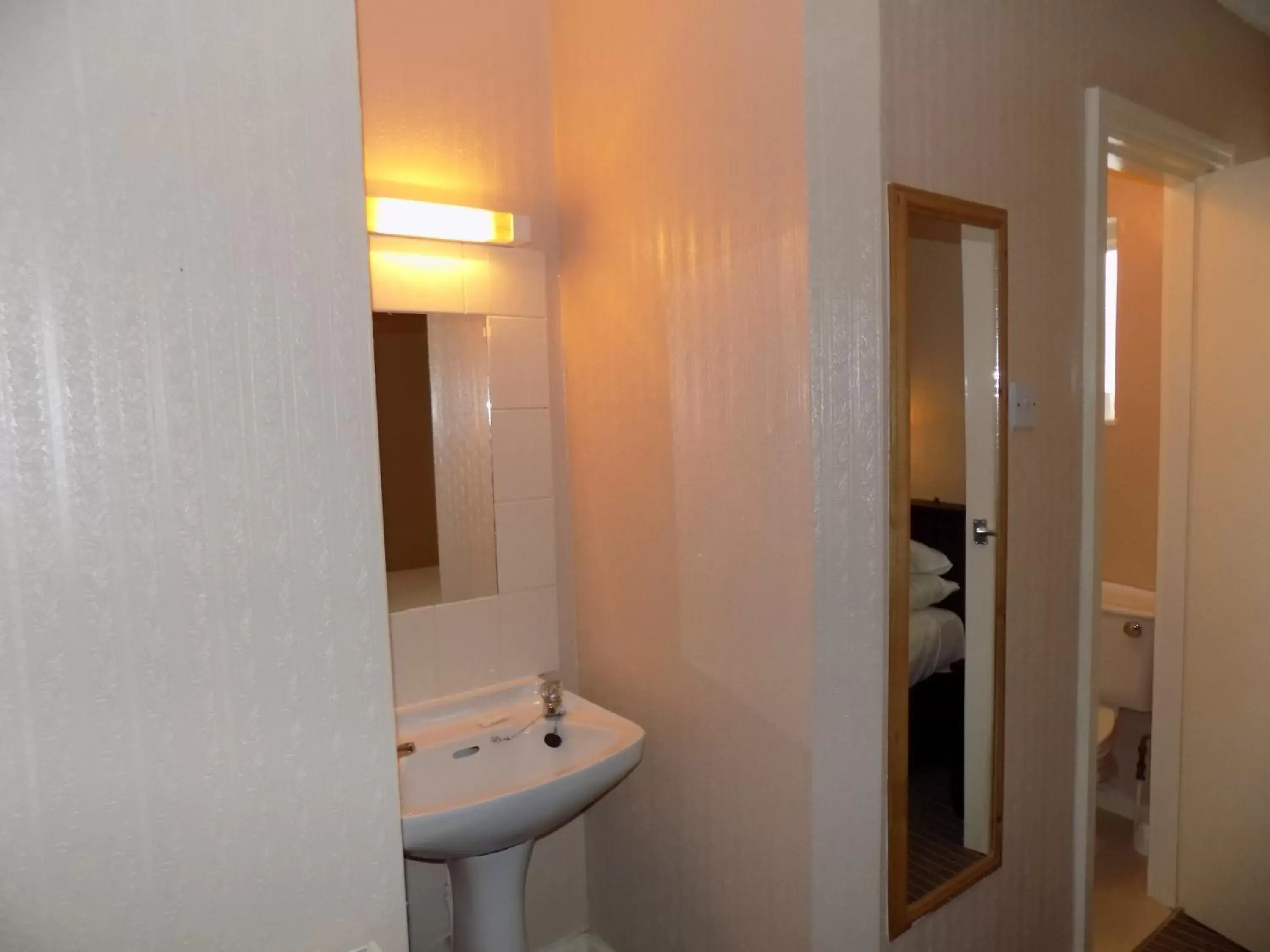 Bedroom, Bathroom in The Beechfield Hotel