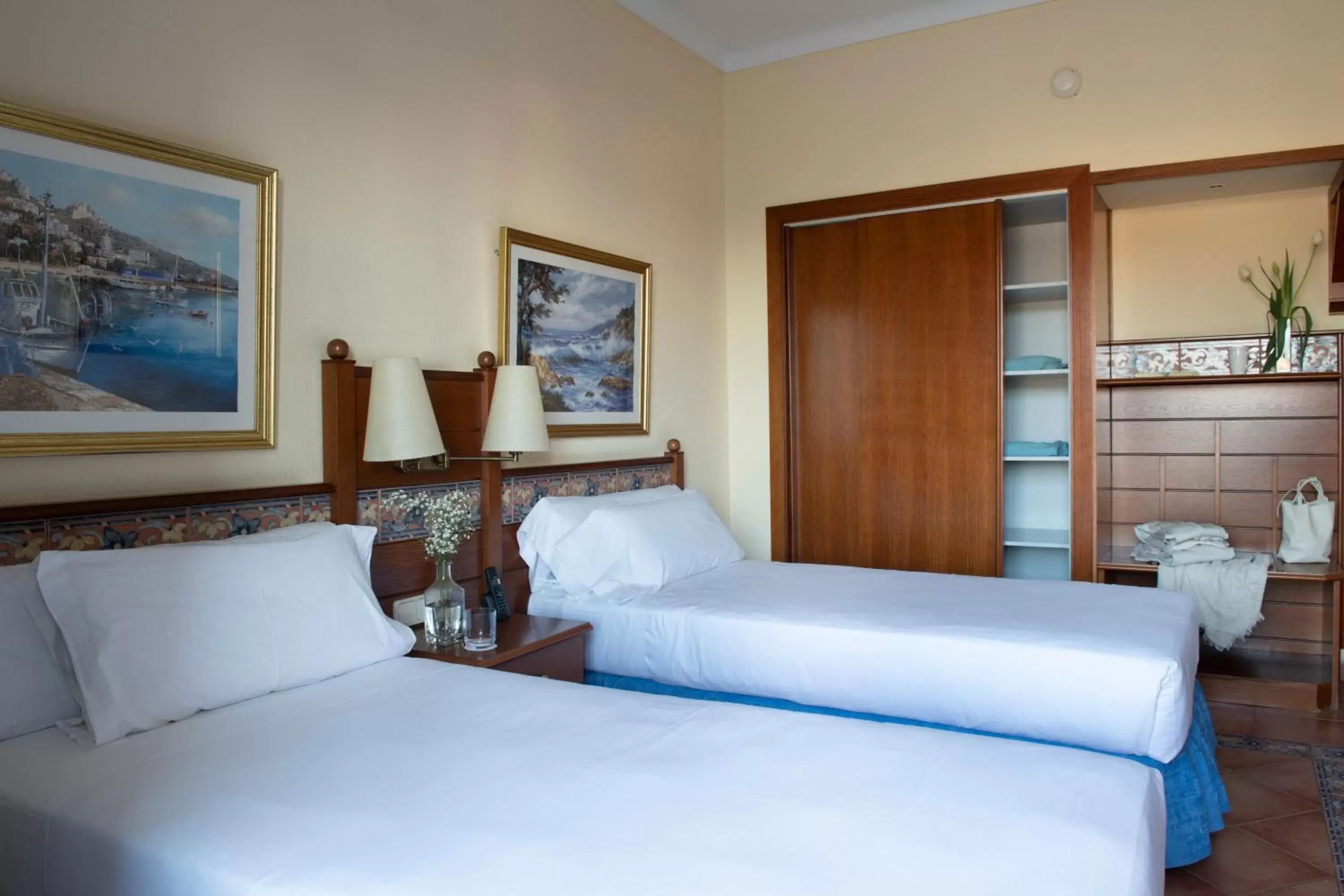 Double or Twin Room with Partial Sea View in Hotel Roses Platja Double or Twin Room with Partial Sea View in Hotel Roses Platja