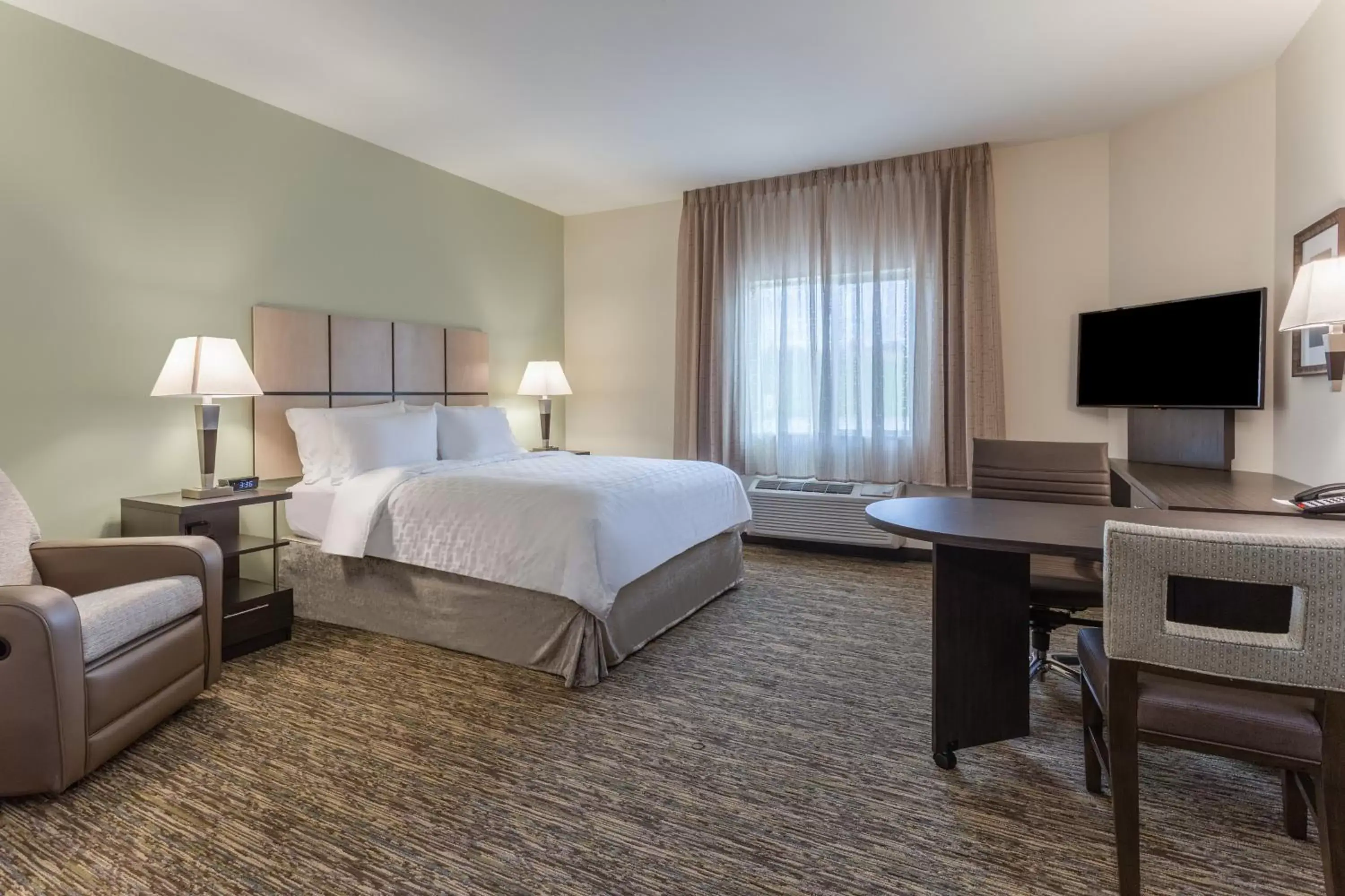 Photo of the whole room, Bed in Candlewood Suites - Davenport by IHG Photo of the whole room, Bed in Candlewood Suites - Davenport by IHG