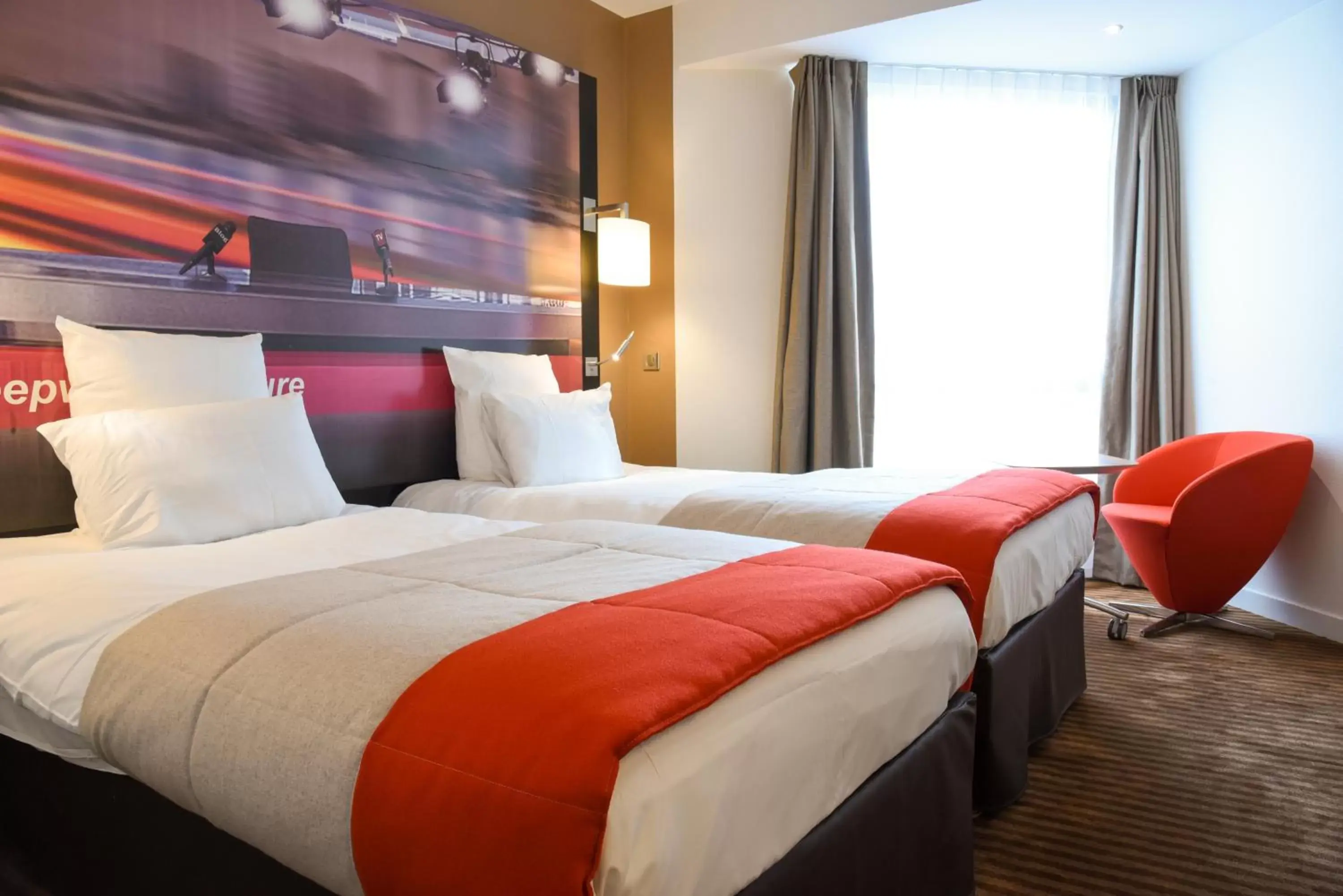 Bed in Hotel Mercure Paris Boulogne