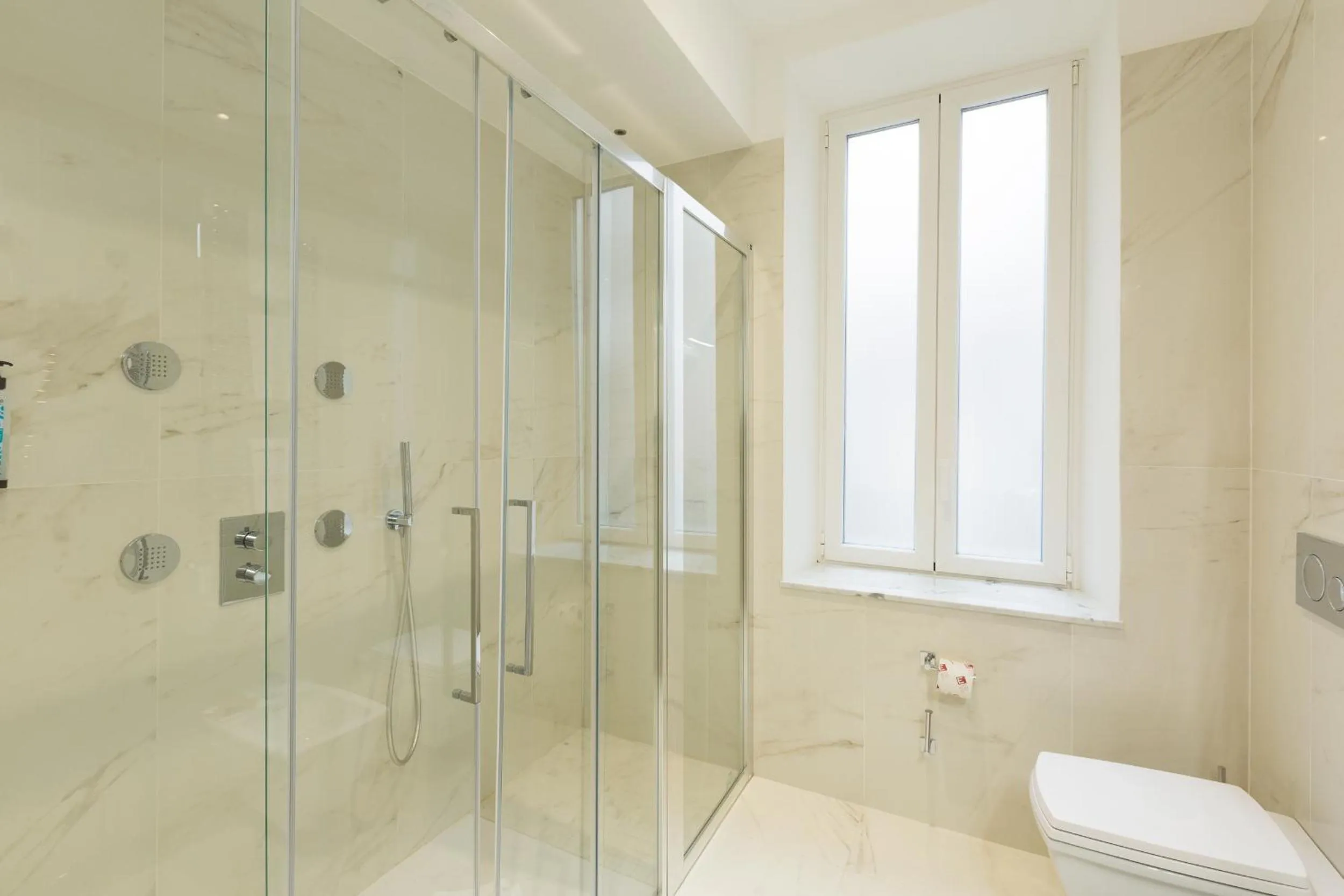 Shower in Floris Hotel