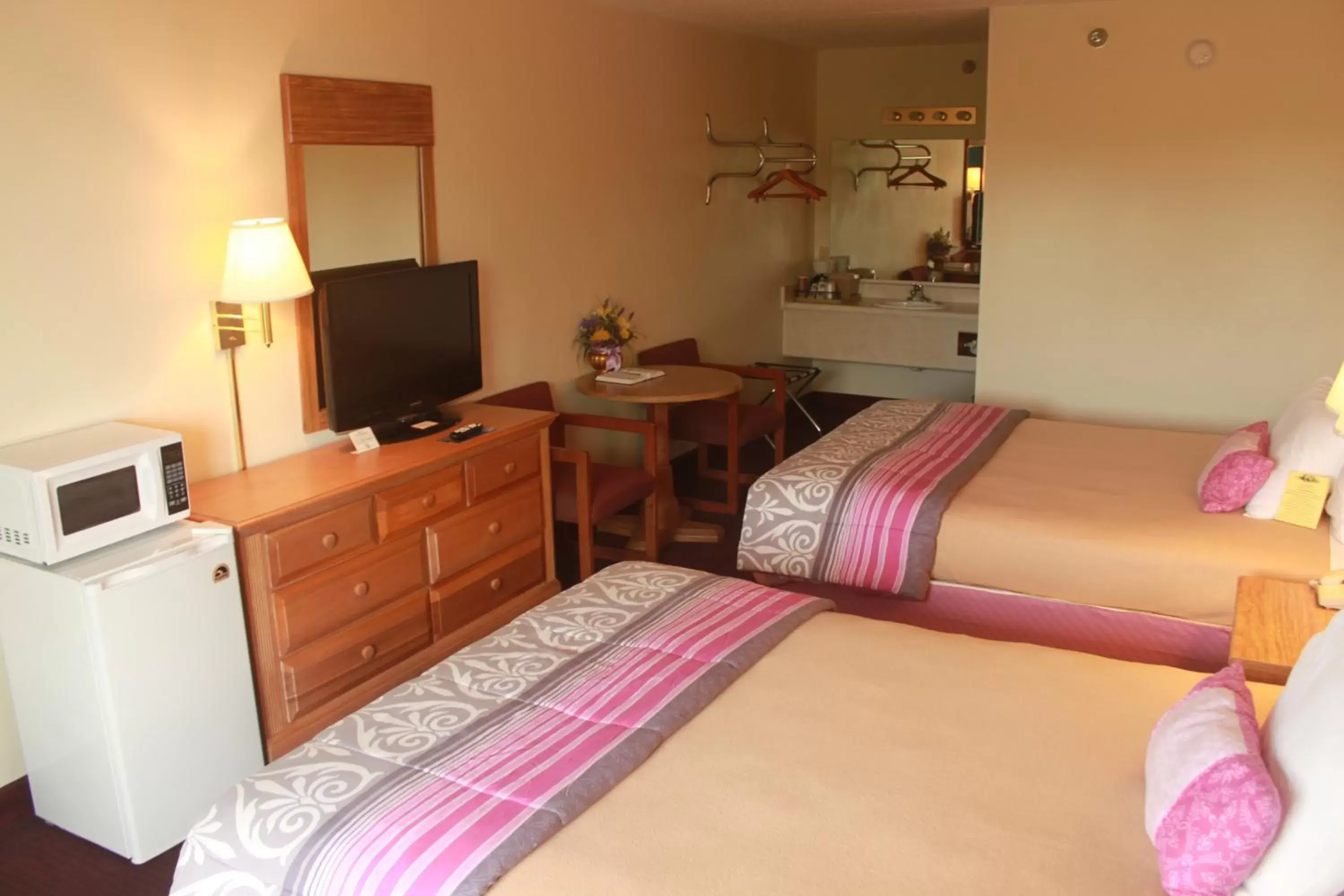 Communal lounge/ TV room, Bed in Ozark Valley Inn