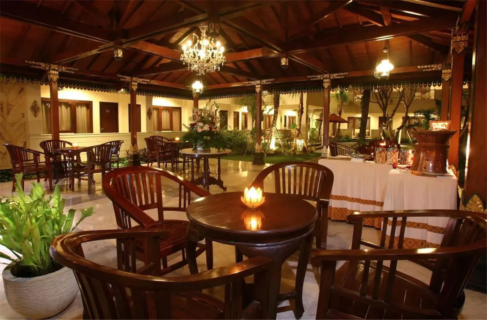 Restaurant/Places to Eat in Hotel Indah Palace Yogyakarta