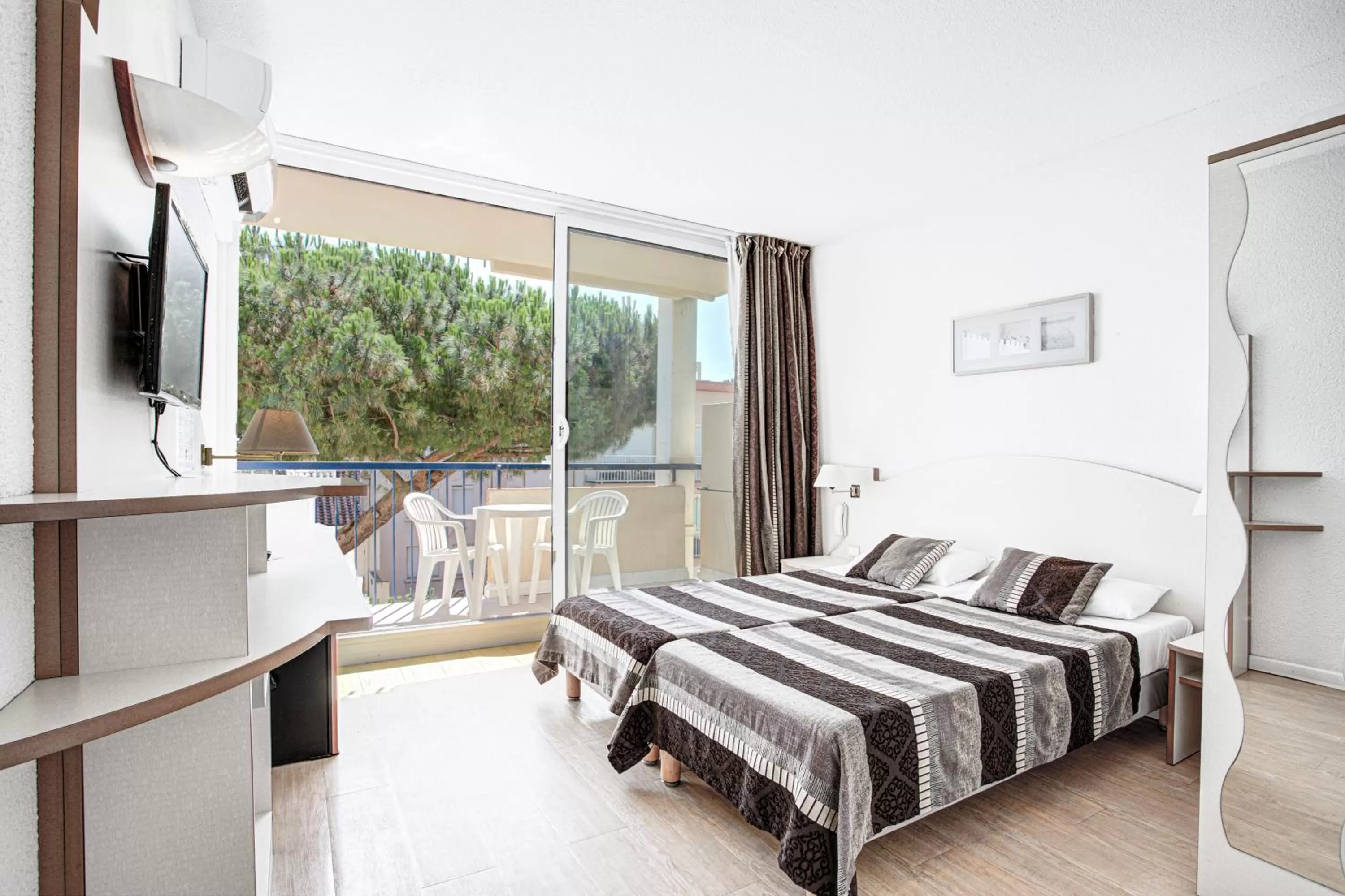 Twin Room with Balcony in Hotel Centre Plage